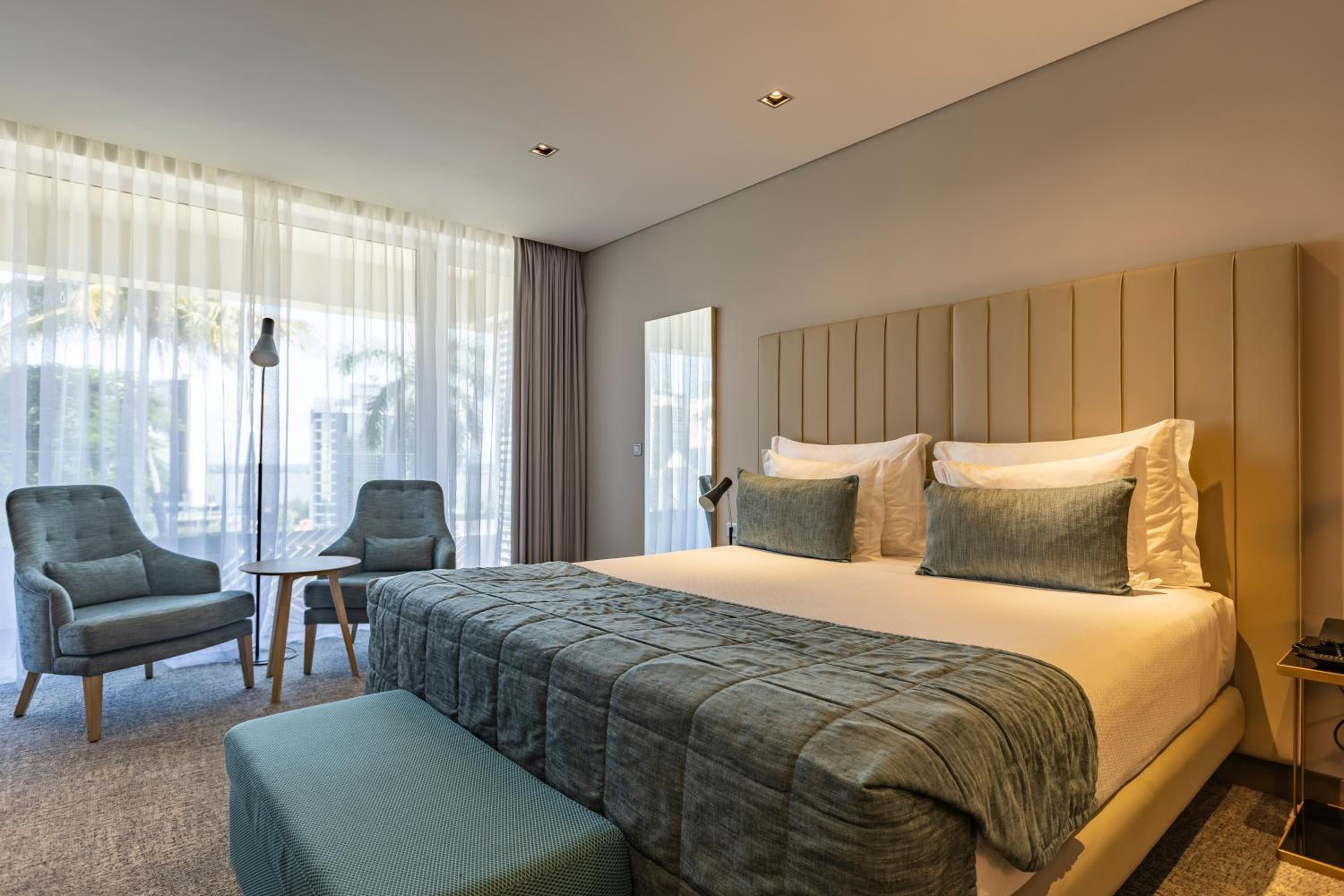 Suite with Pool View - Photo 6
