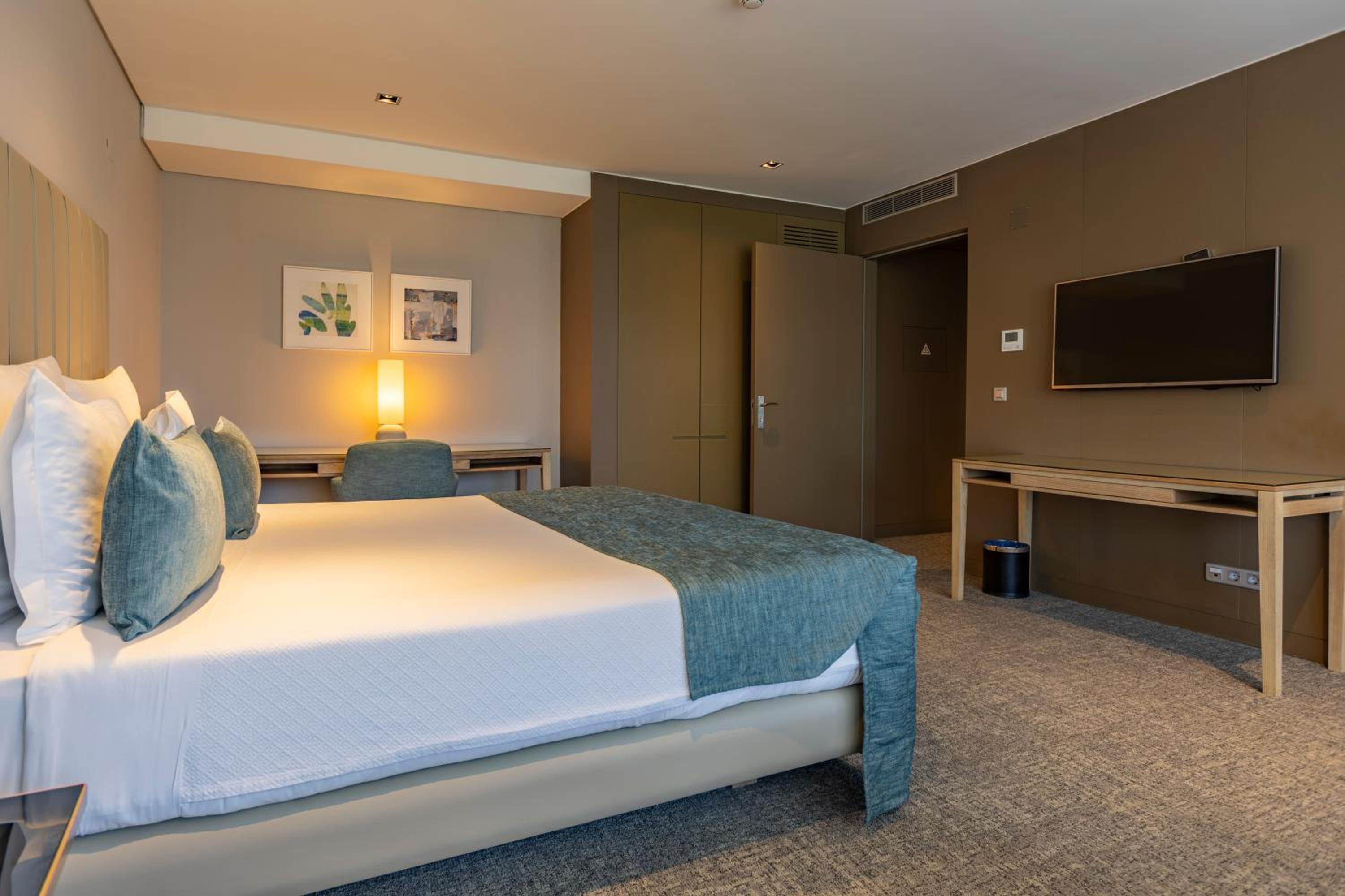 Suite with Pool View - Photo 7