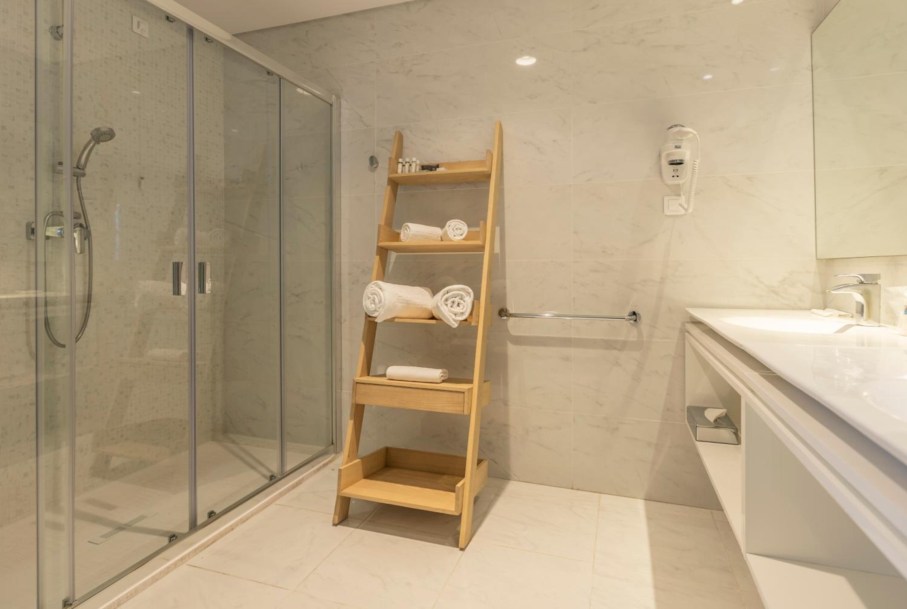 Suite with Pool View - Photo 8