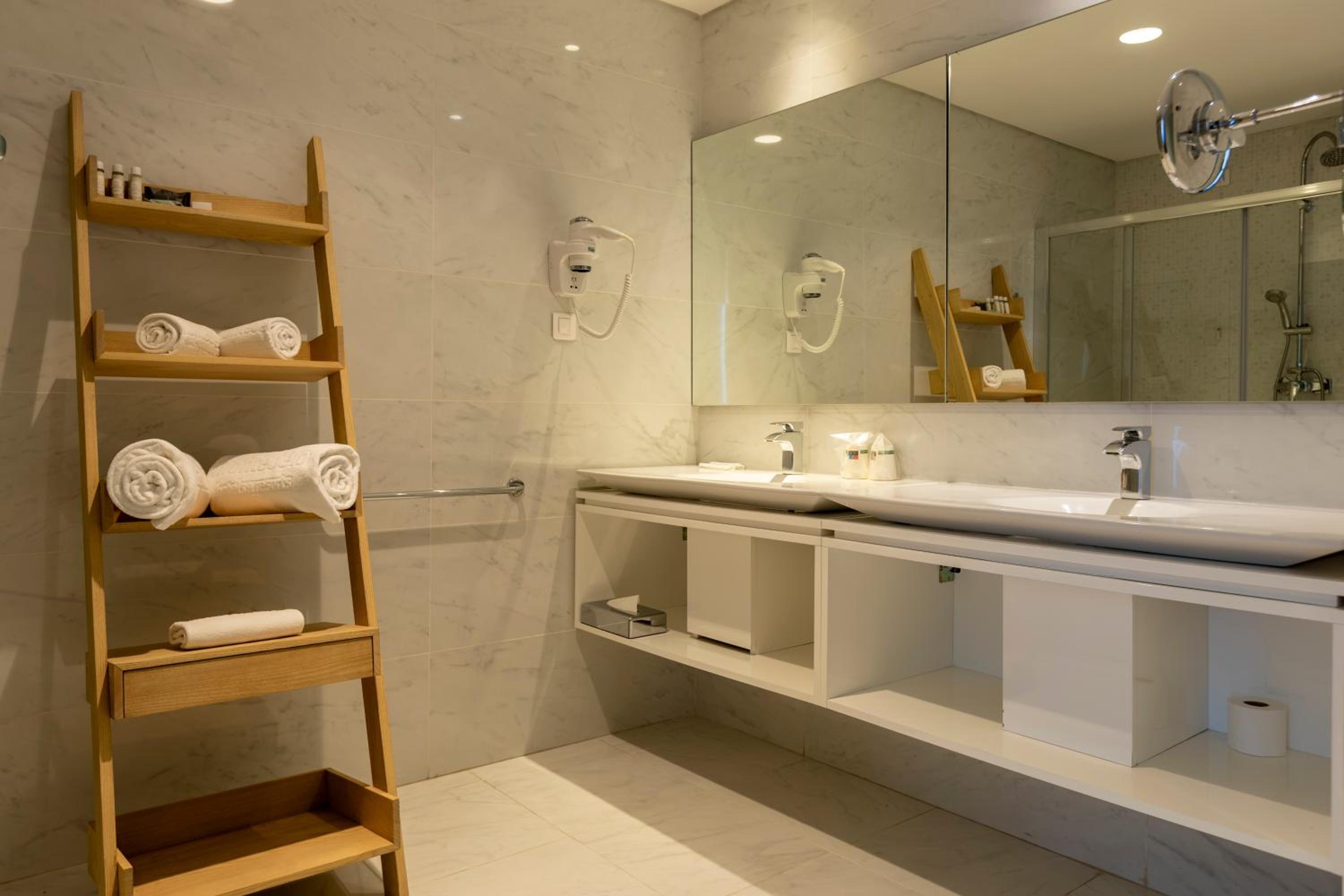 Suite with Pool View - Photo 10