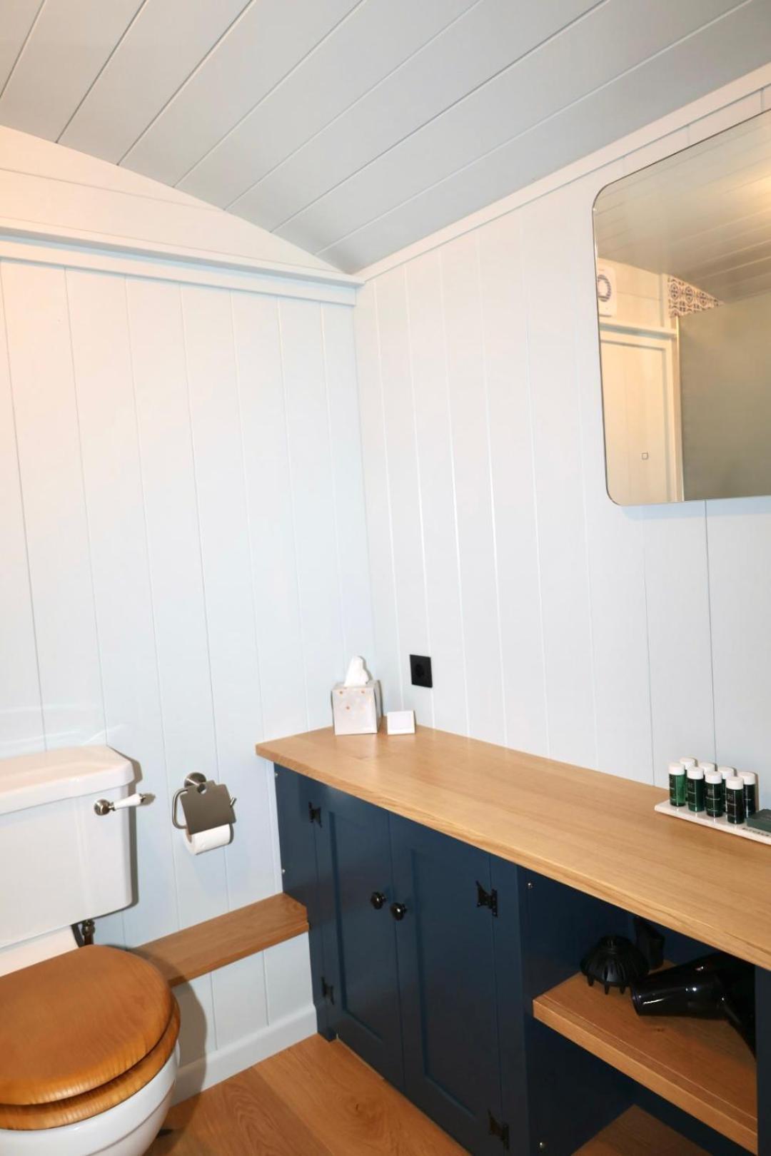 Superior King Room - Photo 17