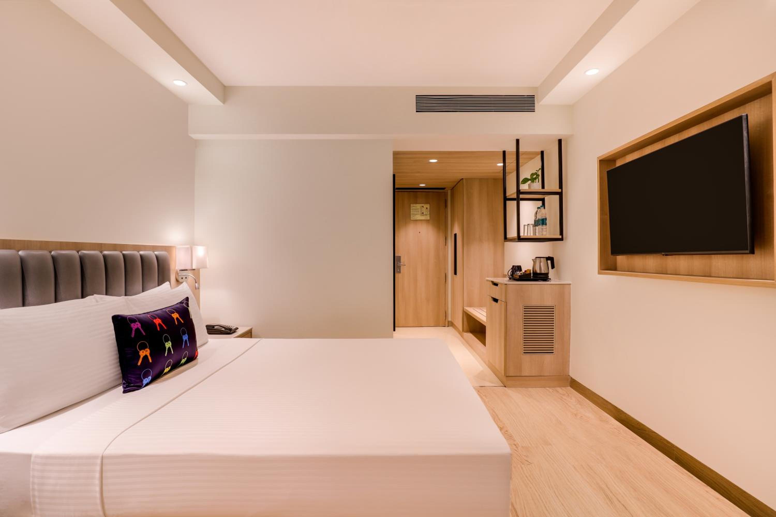 Deluxe Double Room (for Half Board Plan only : 10% off on One-way Airport Transfer,10% Off on Laundry service) - Photo 2