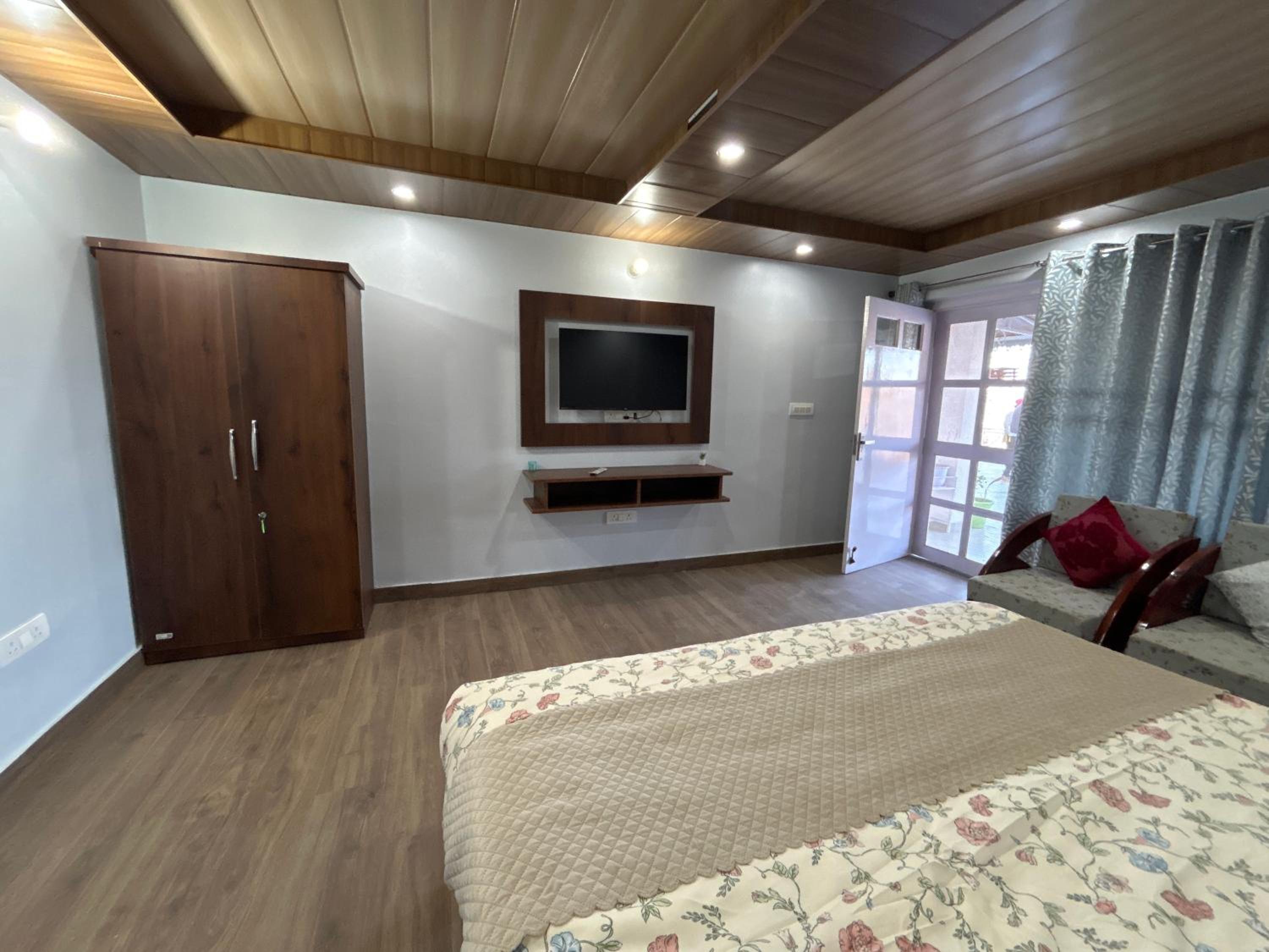 Deluxe Double or Twin Room with Mountain View