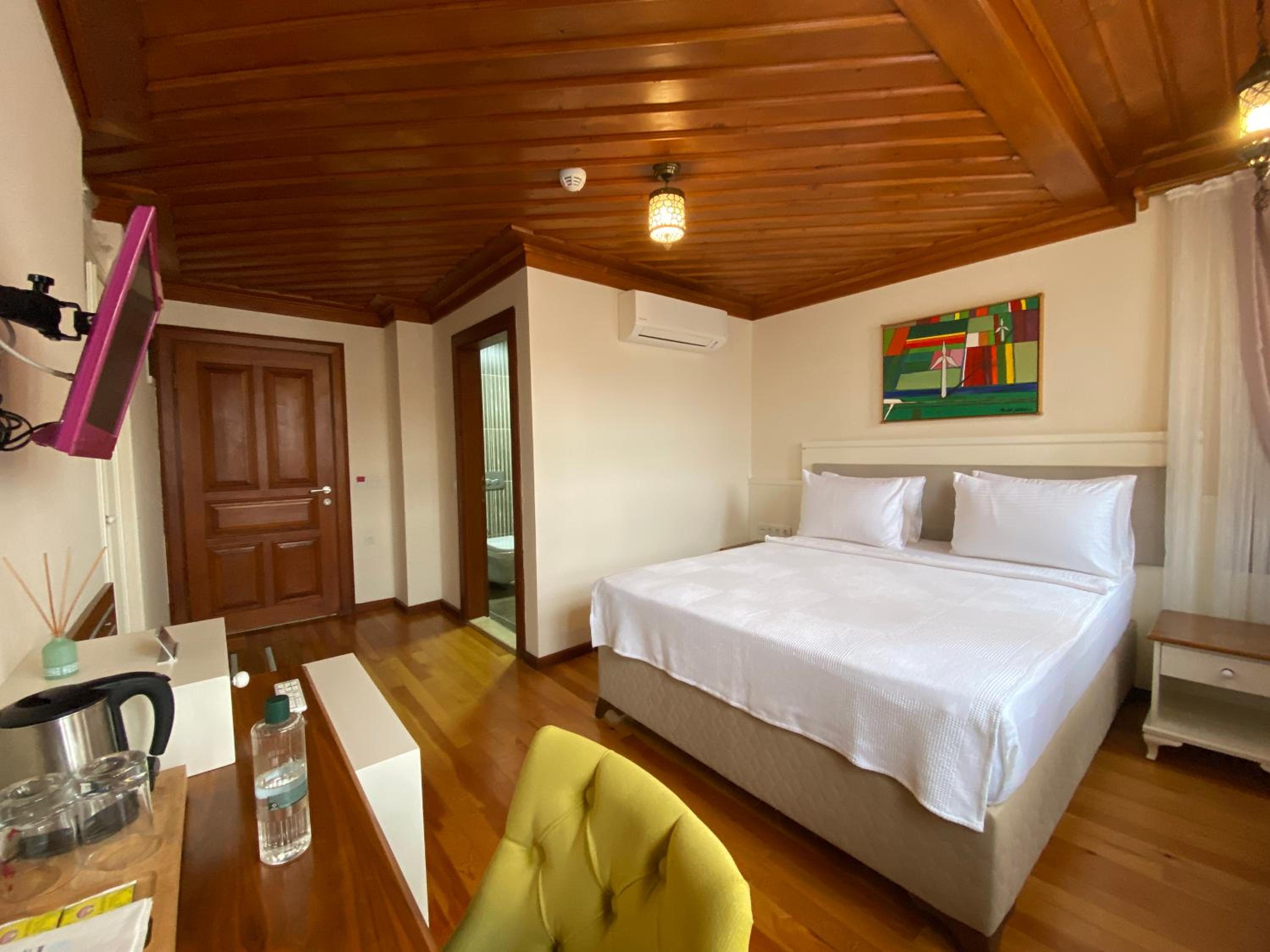 Budget Double Room thumbnail 5