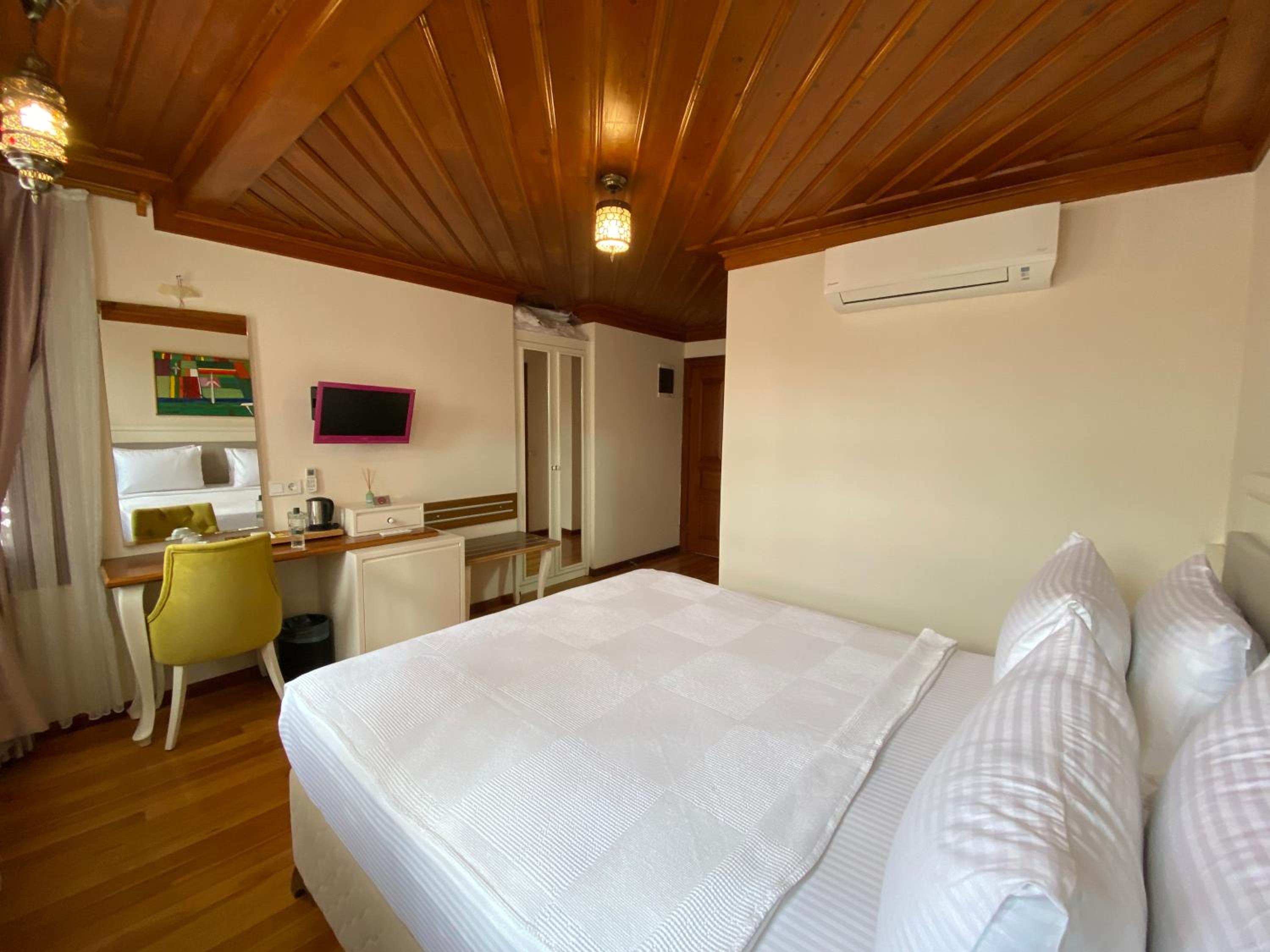 Budget Double Room thumbnail 6