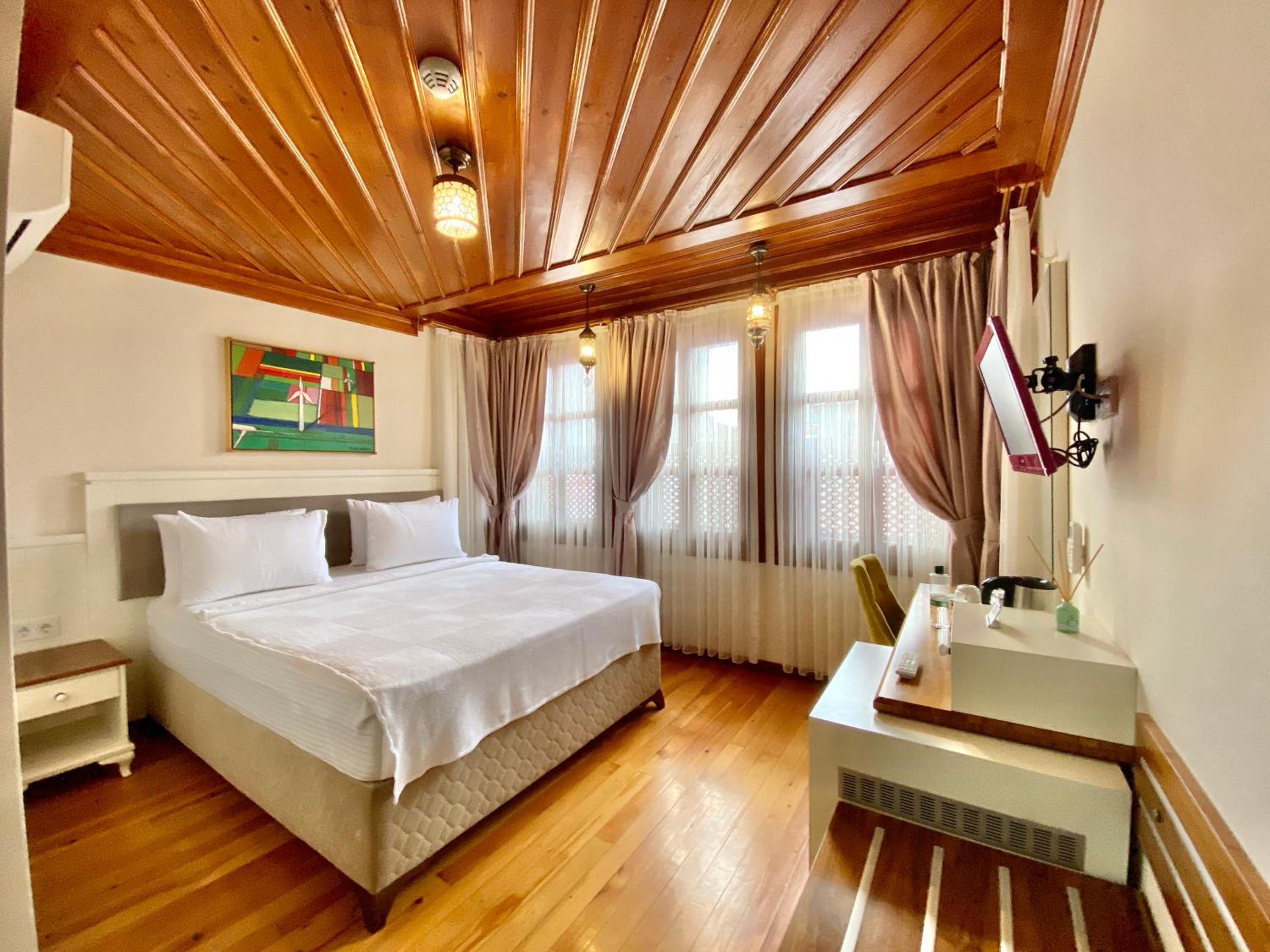 Budget Double Room thumbnail 5