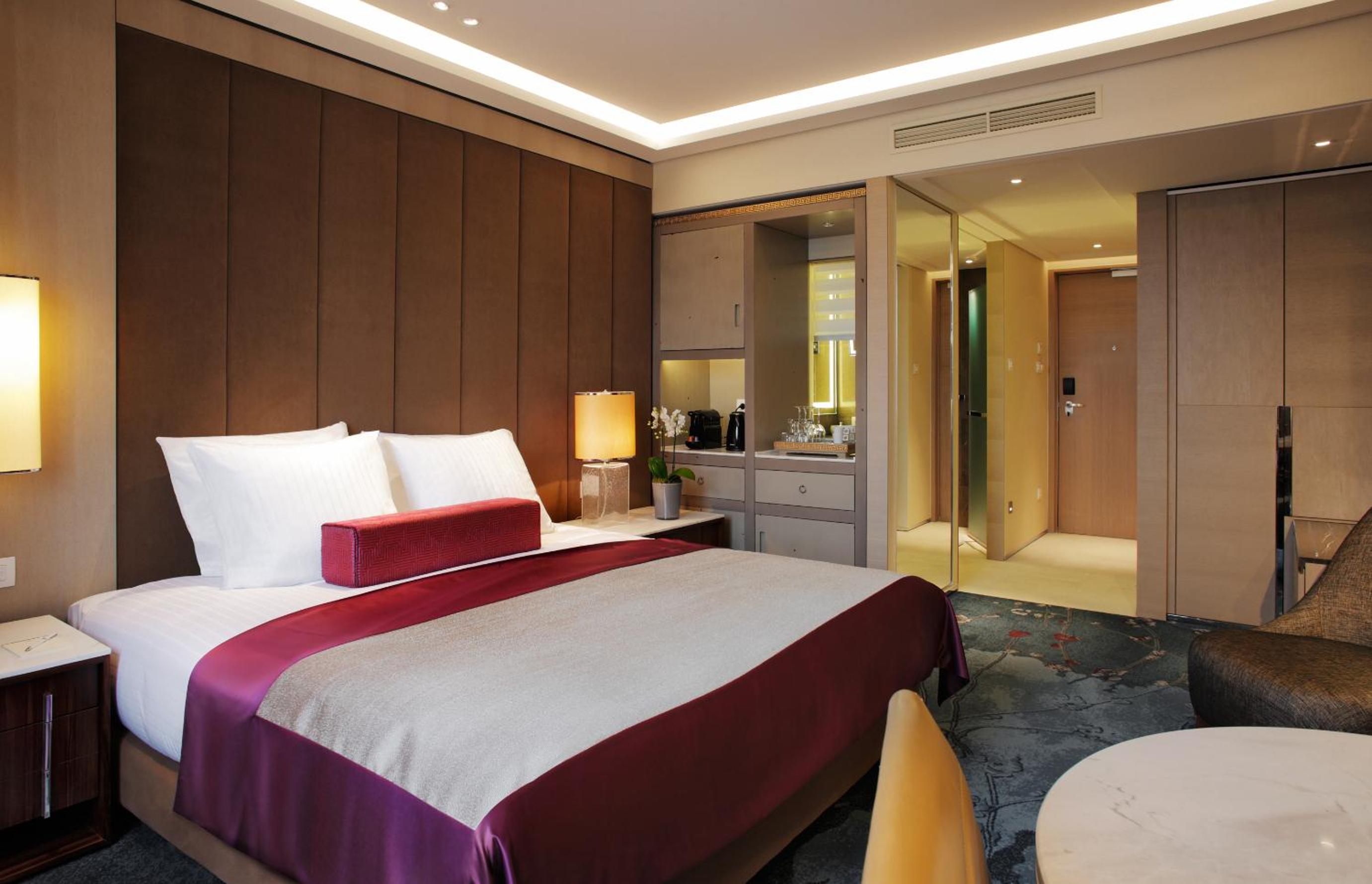 Deluxe King Room photo 1