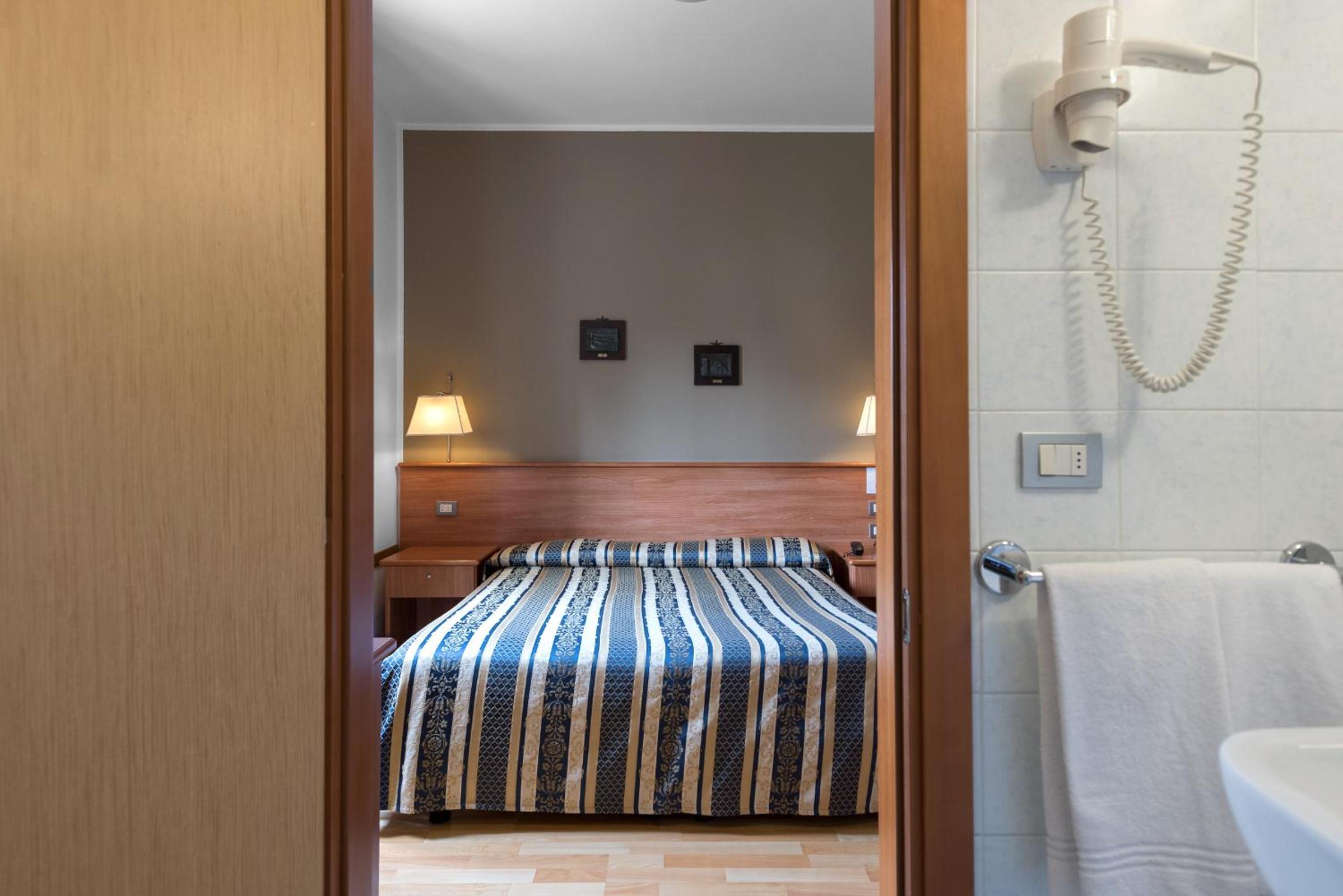 Double or Twin Room photo 3