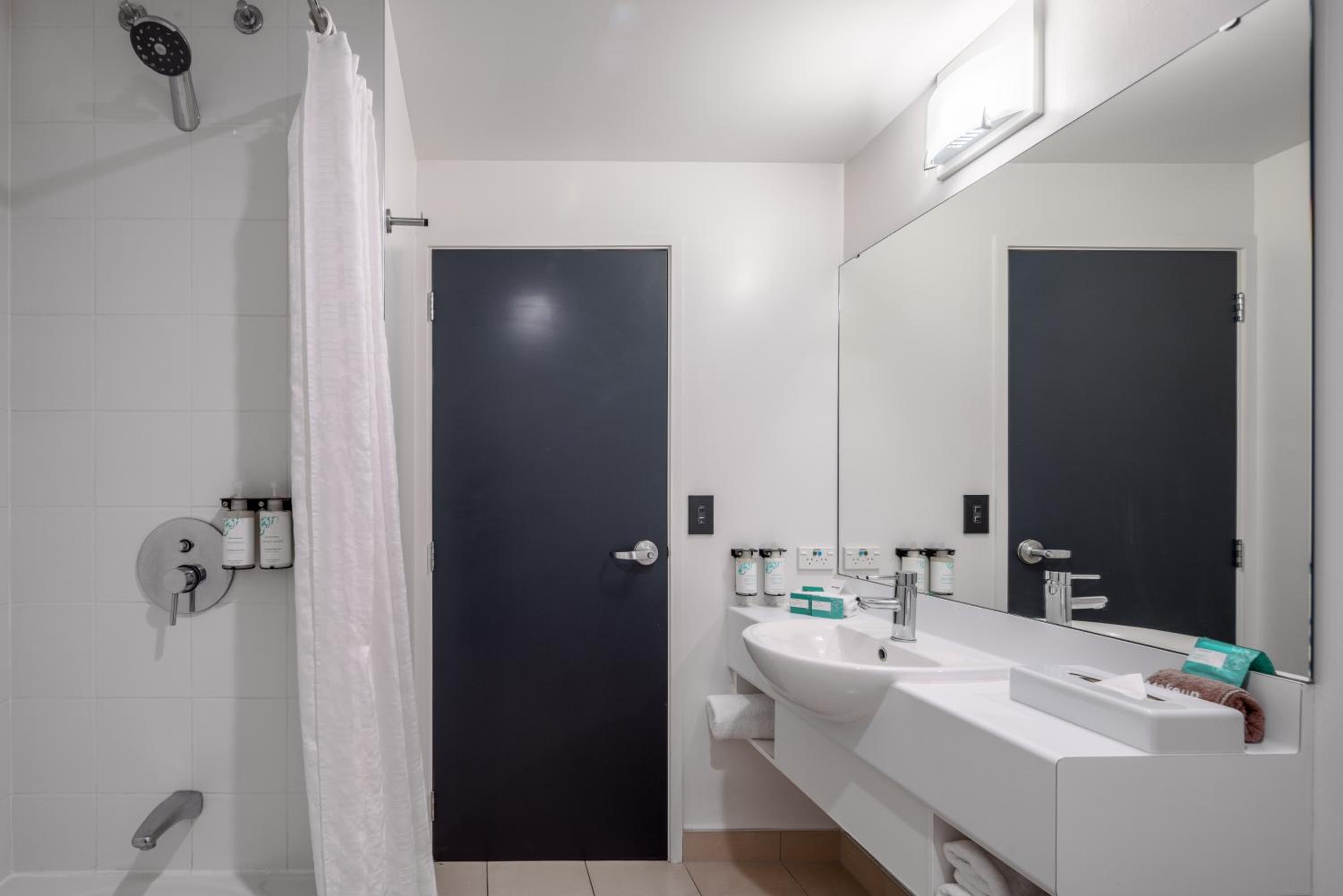 One-Bedroom Suite - Photo 7