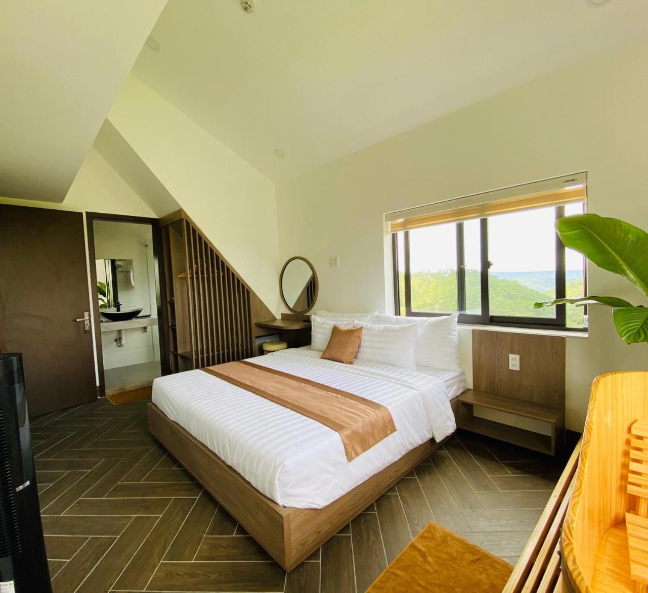 Deluxe Double Room with Bath - Photo 3