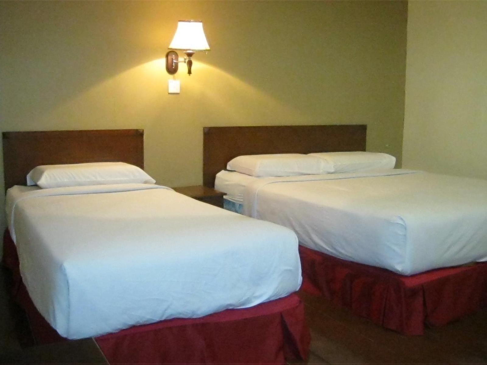 Economy Triple Room photo 2