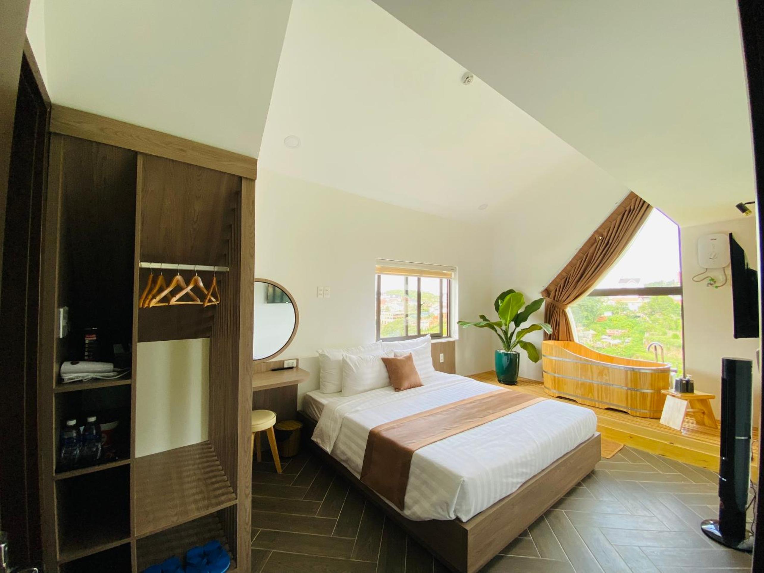 Deluxe Double Room with Bath - Photo 1