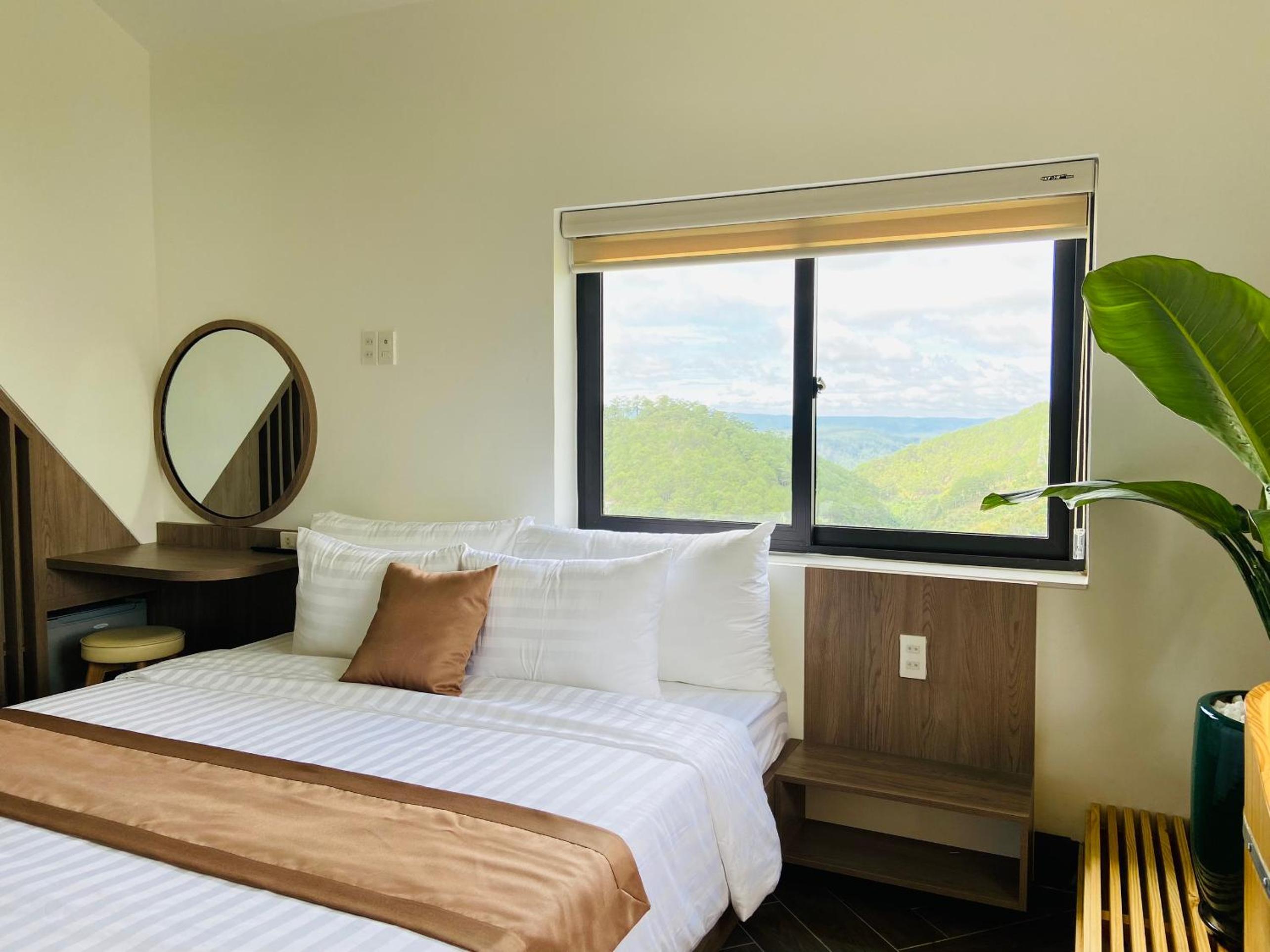Deluxe Double Room with Bath - Photo 5