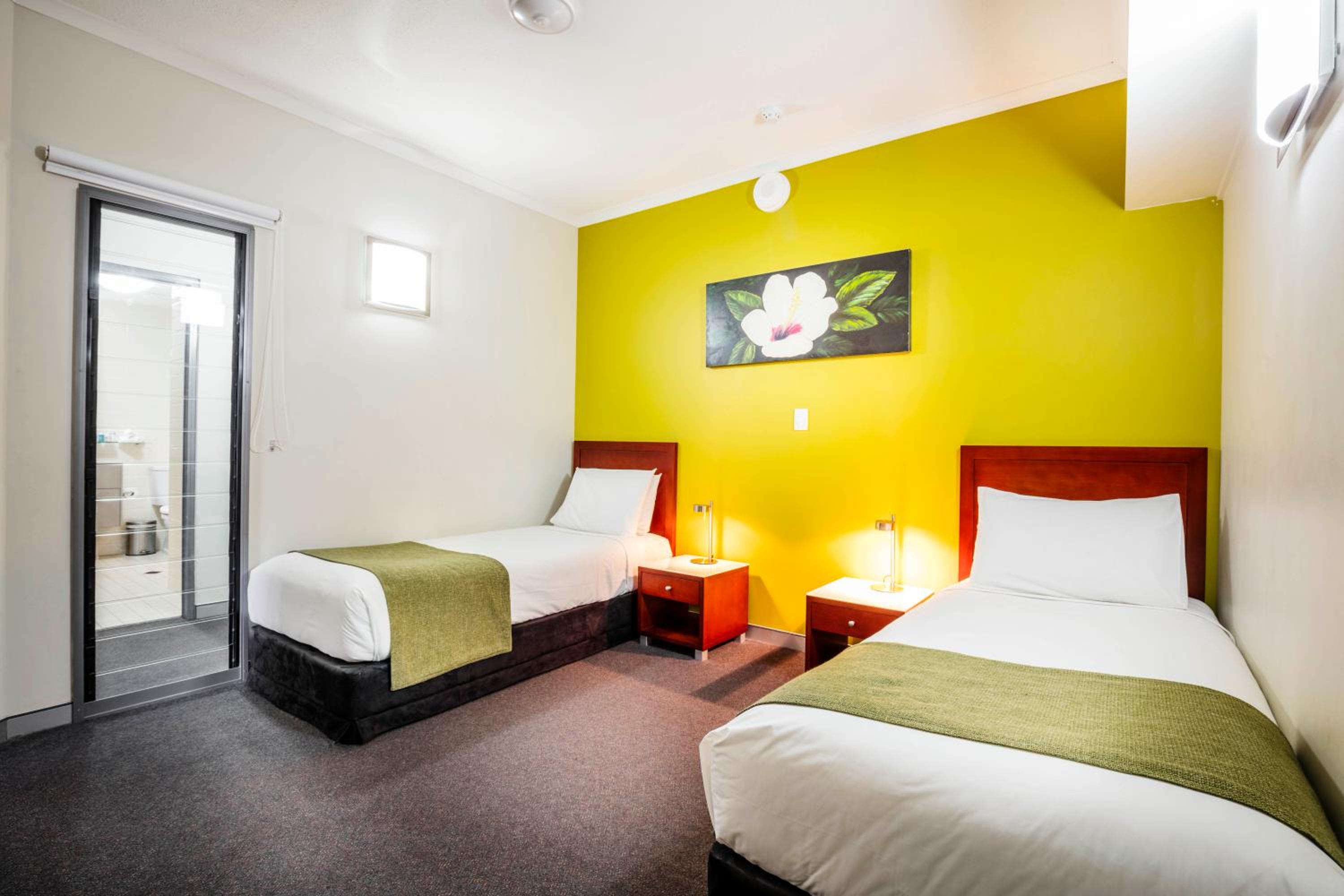 Two-Bedroom Suite with One King Bed and Two Single Beds - Photo 4