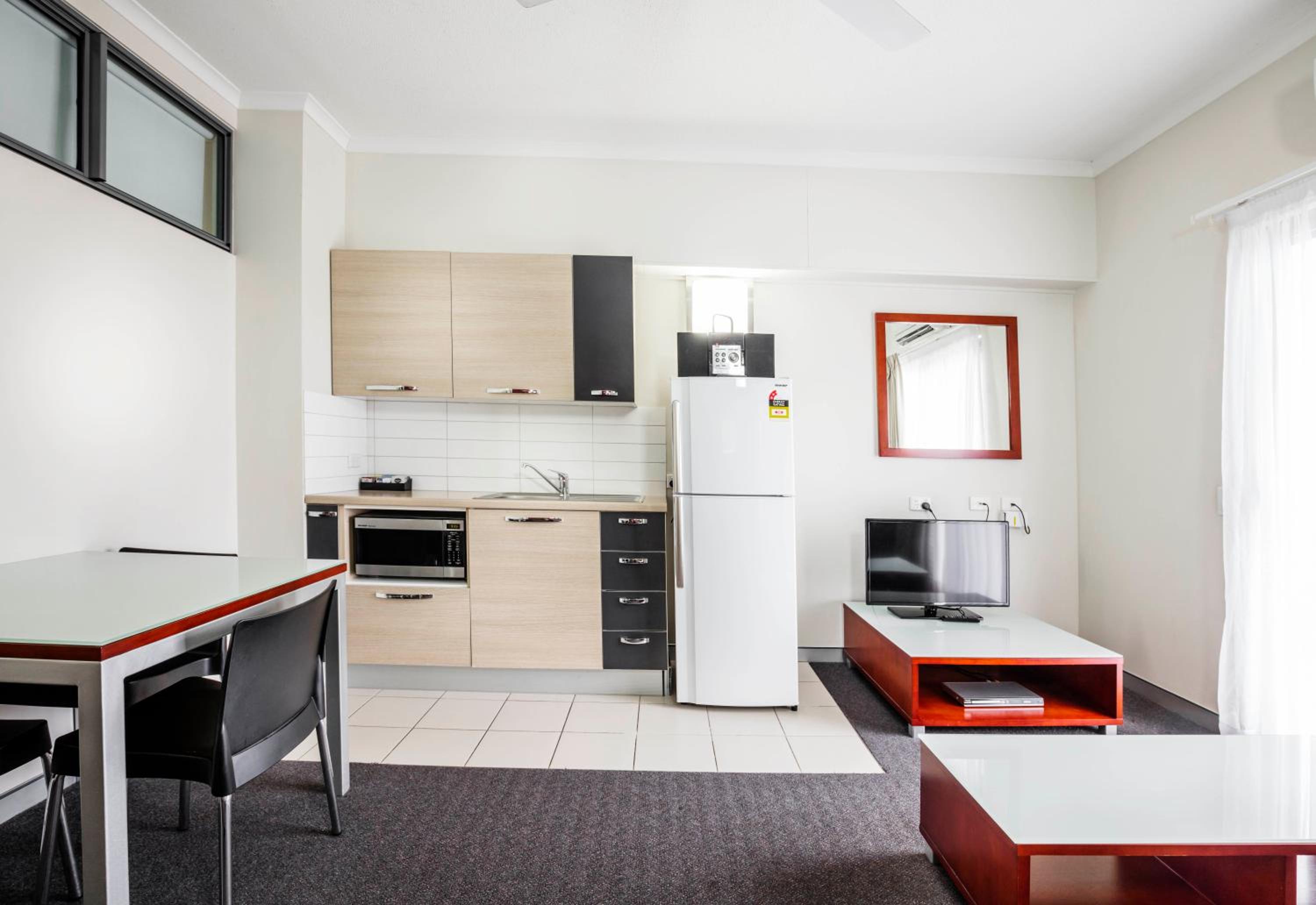 Two-Bedroom Suite with One King Bed and Two Single Beds - Photo 2