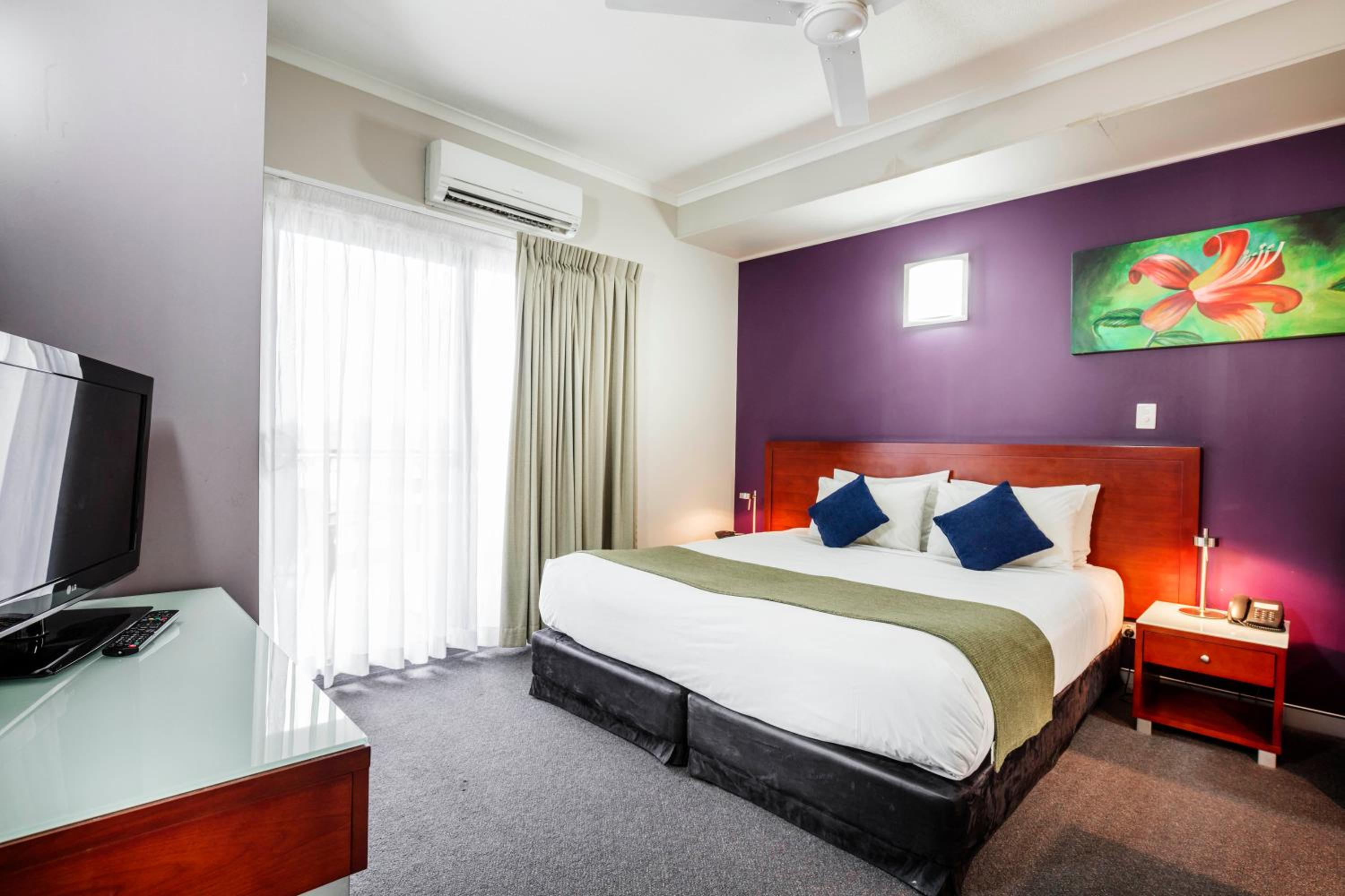 Two-Bedroom Suite with One King Bed and Two Single Beds - Photo 5