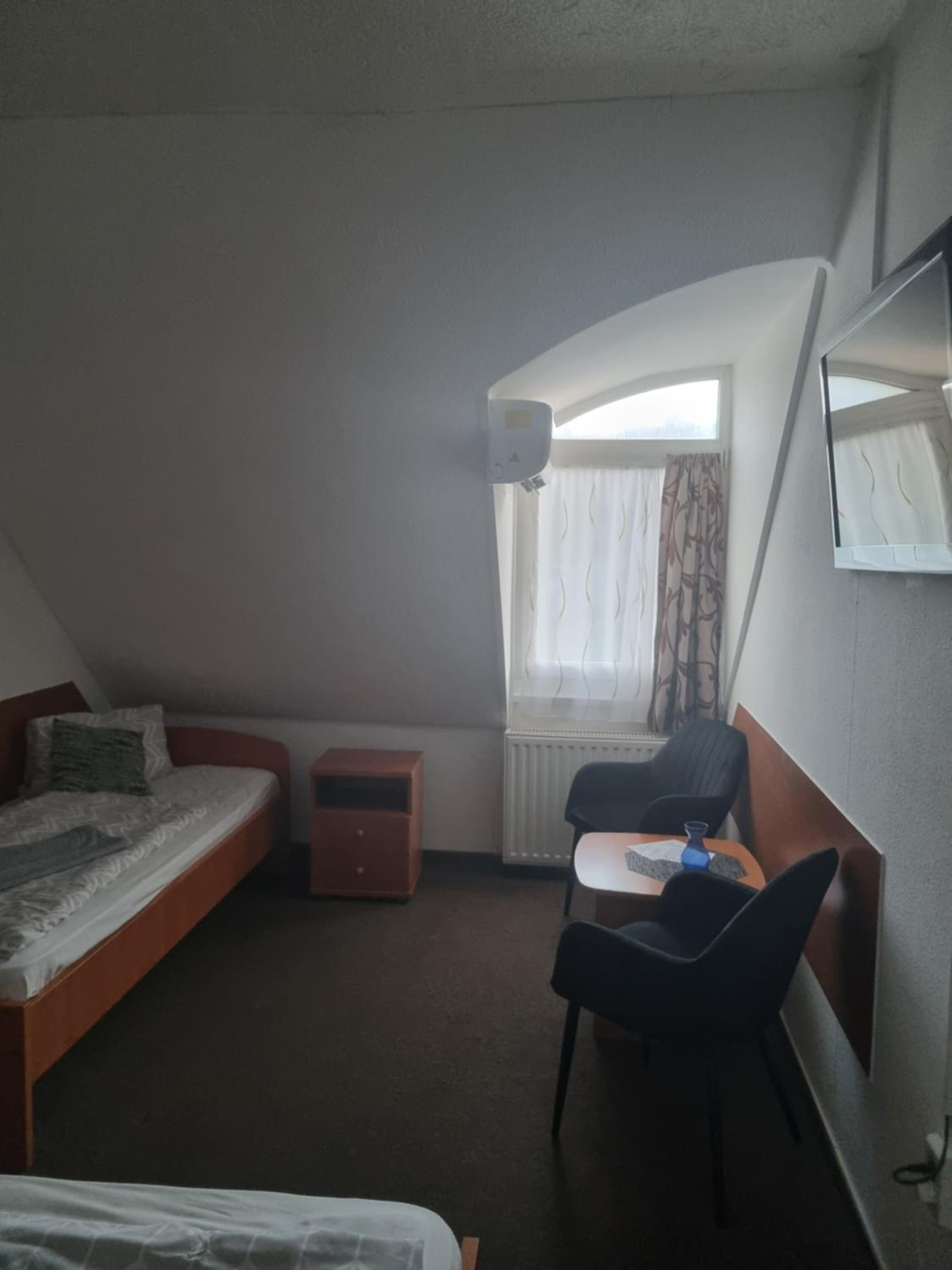 Standard Twin Room - Photo 3