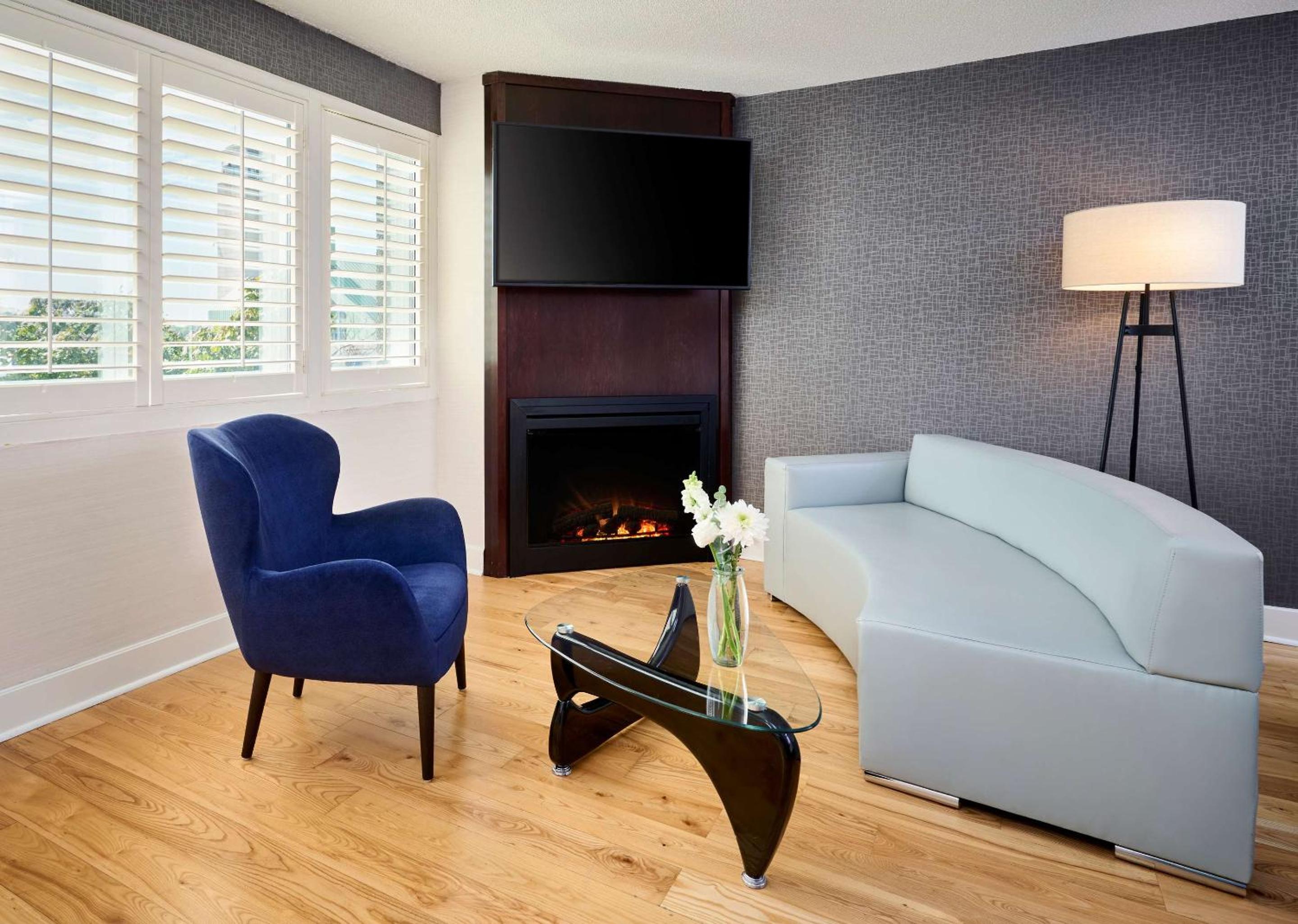 King Room with Lake View - Non-smoking