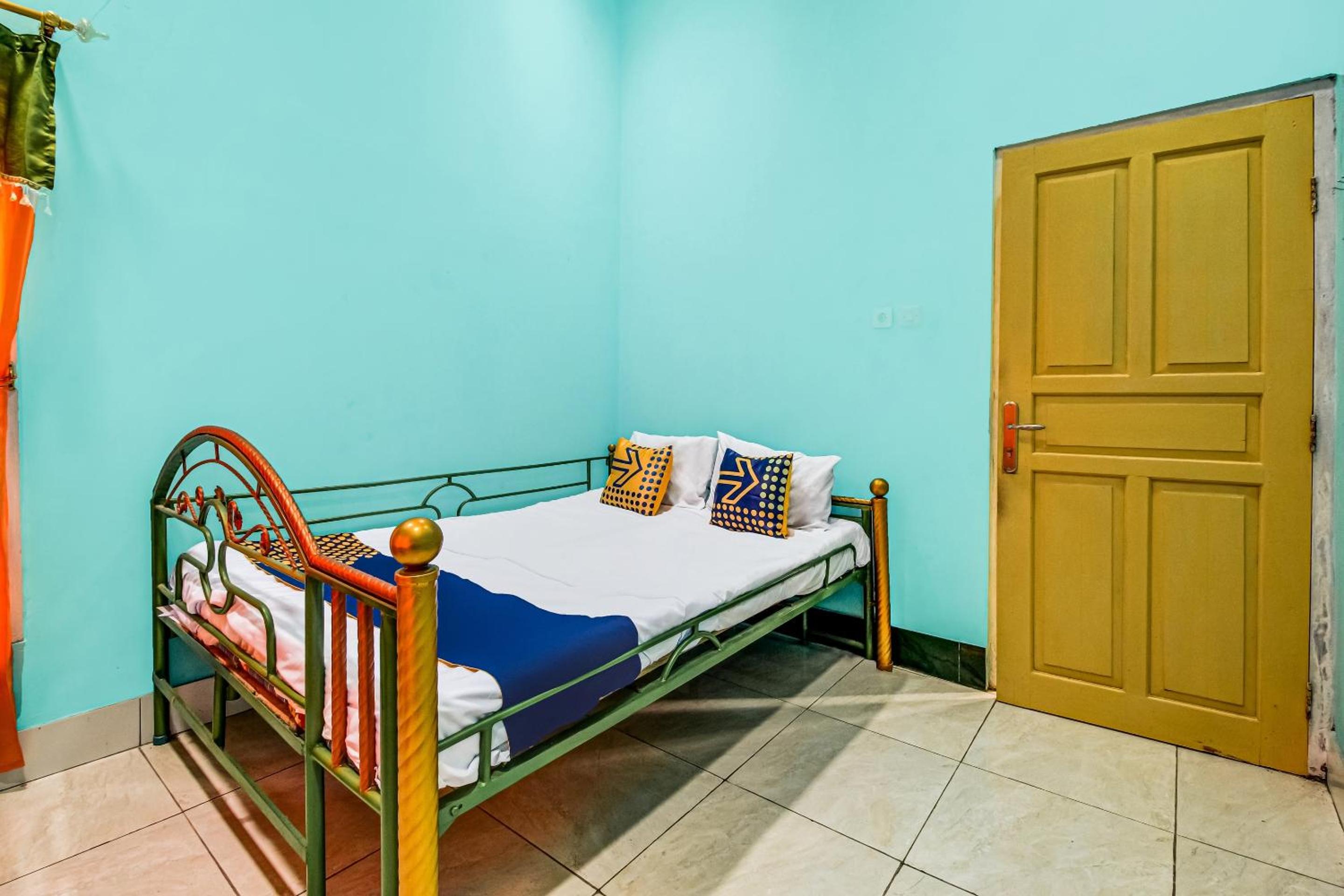 Budget Double Room - Photo 12