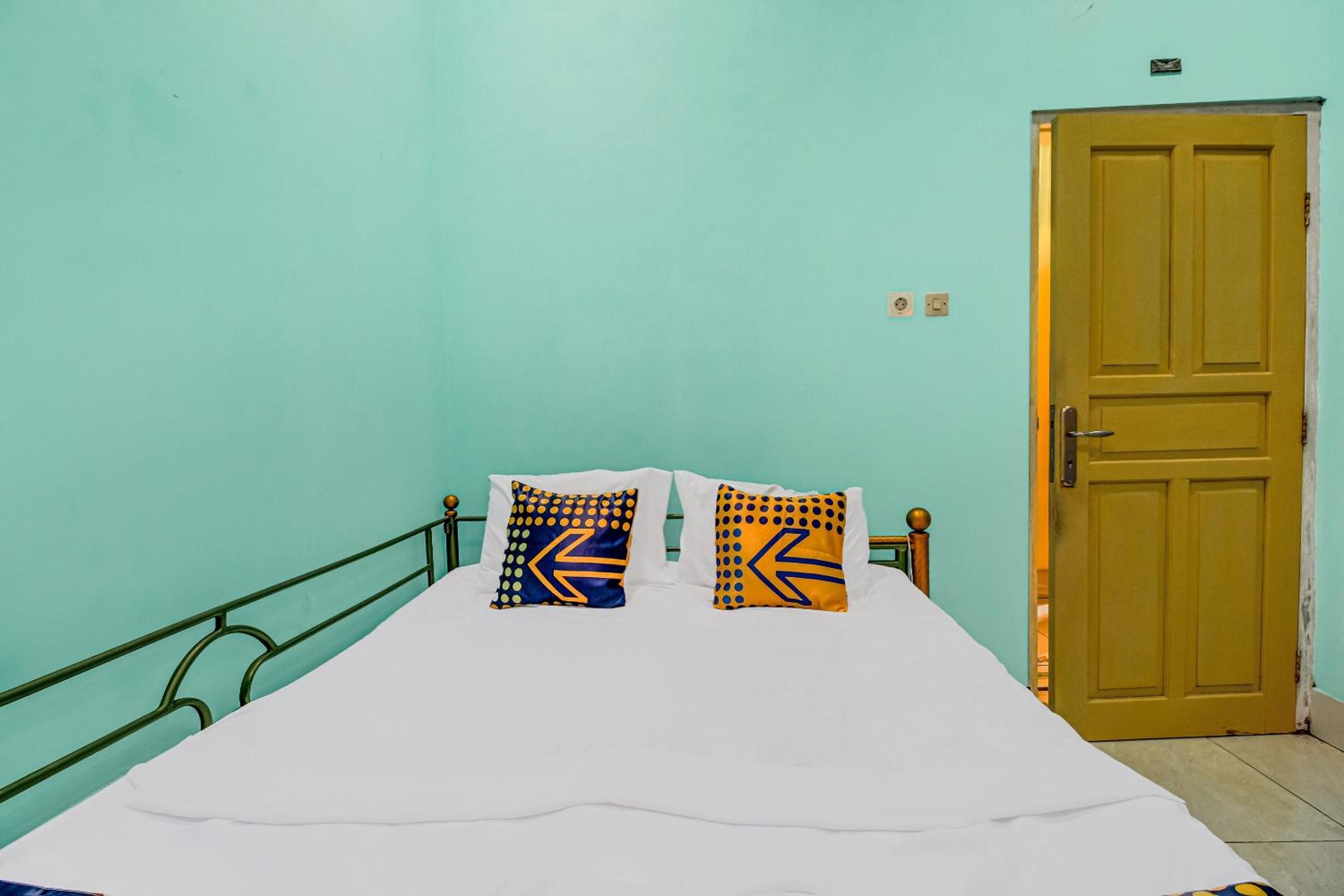 Budget Double Room - Photo 11