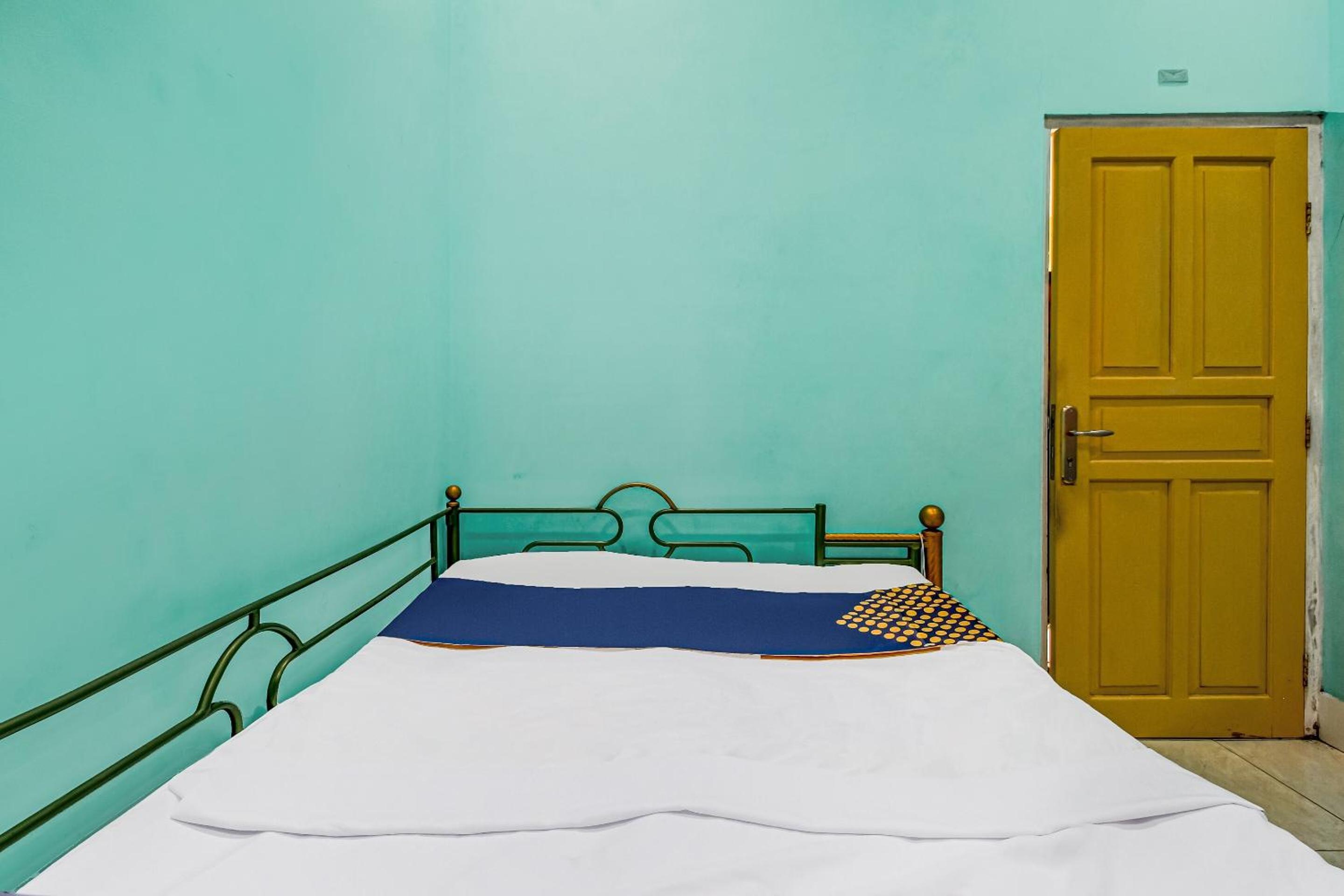 Budget Double Room - Photo 7