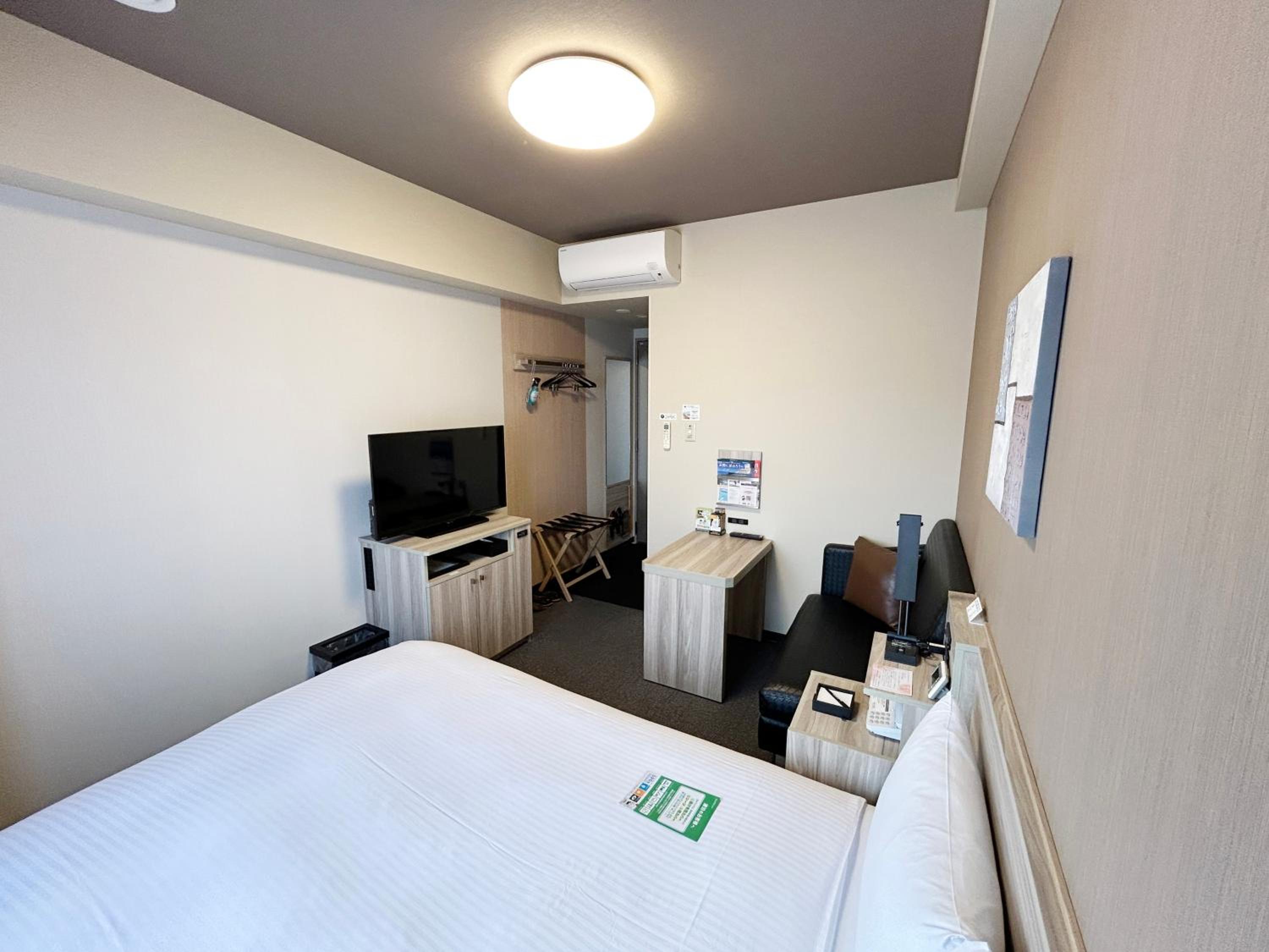 Double Room with Small Double Bed - Smoking - Heated Tobacco Only - Photo 3