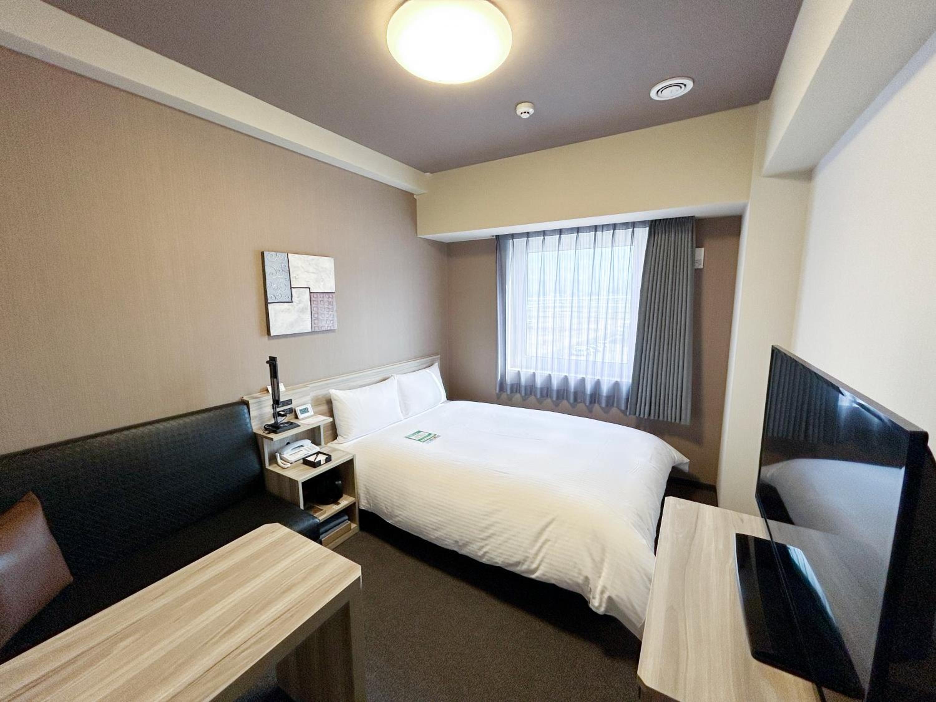 Double Room with Small Double Bed - Smoking - Heated Tobacco Only - Photo 4
