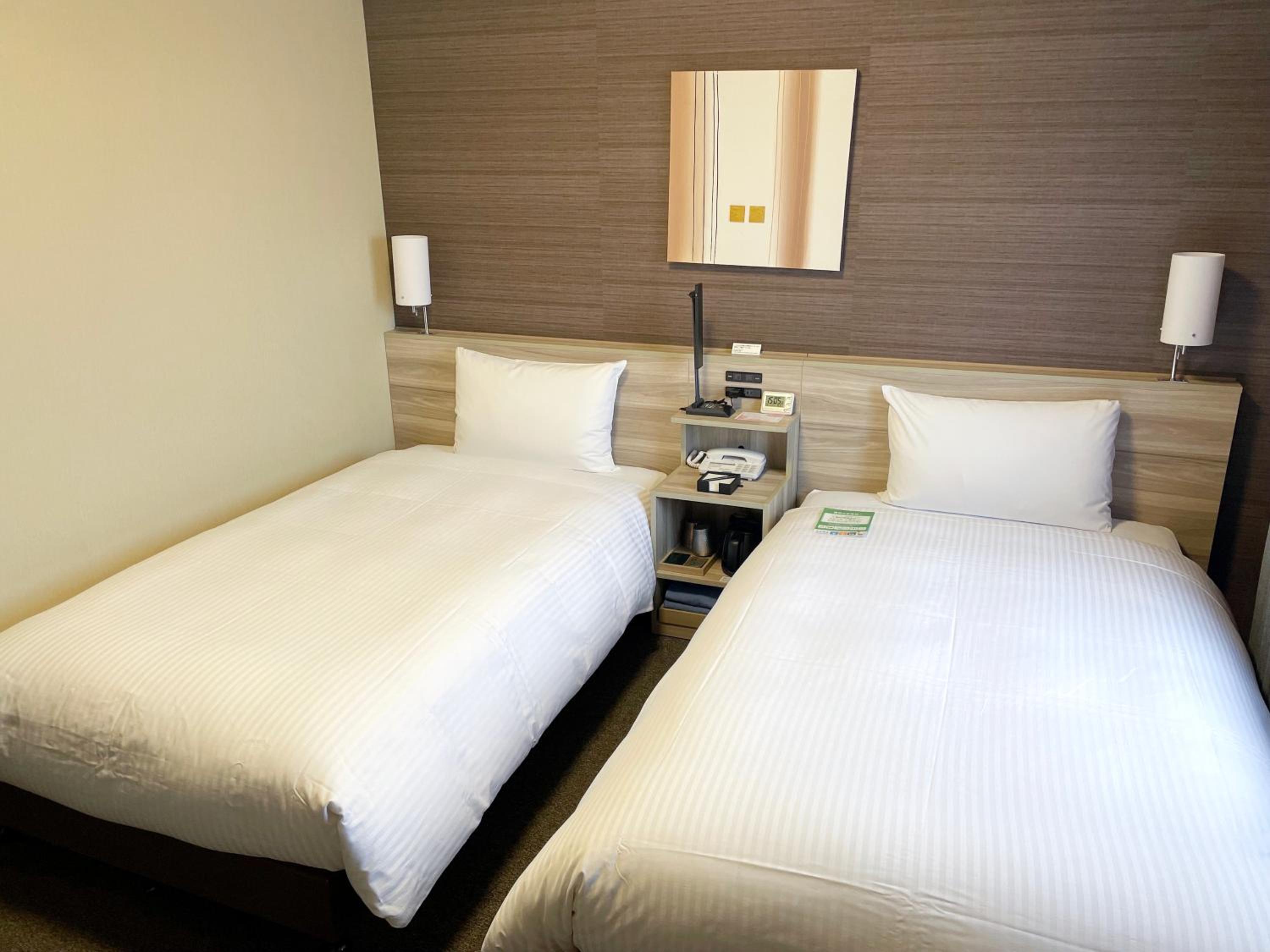 Twin Room - Non-Smoking - With Smoking Area on the Floor - Photo 3