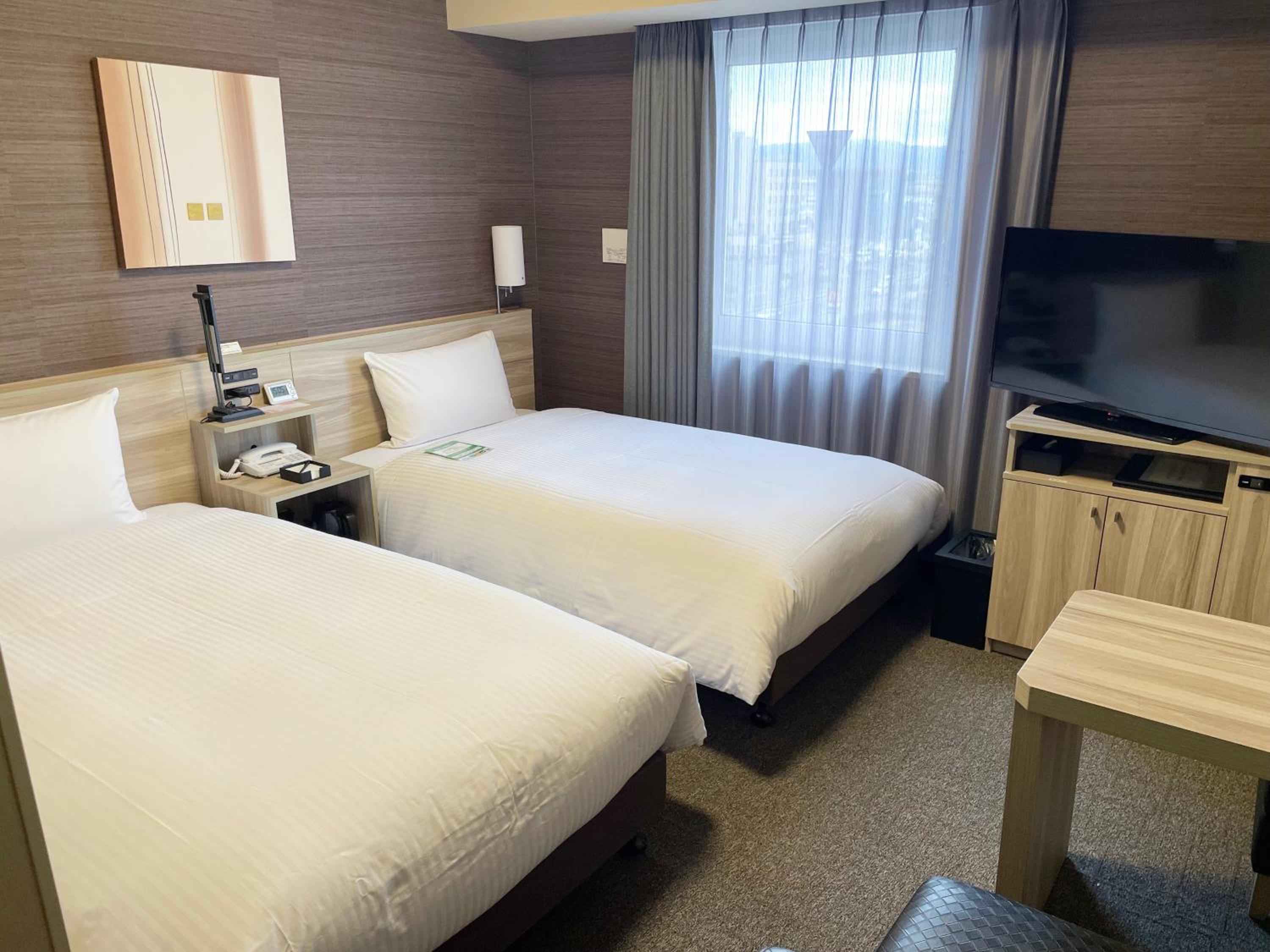 Twin Room - Non-Smoking - With Smoking Area on the Floor - Photo 4