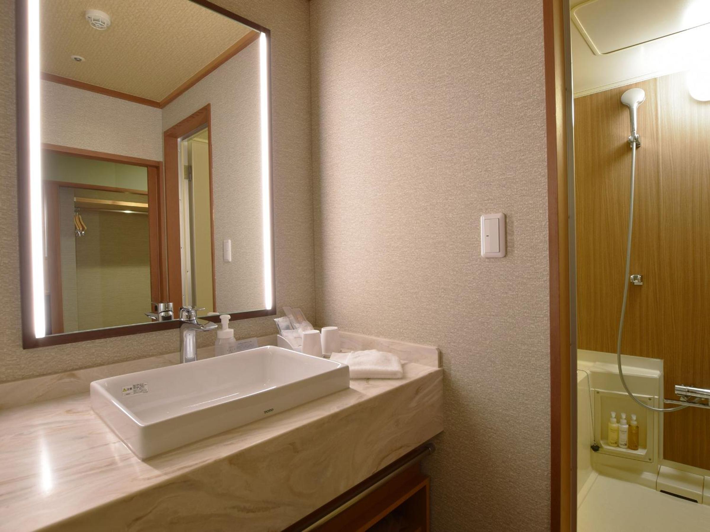 Deluxe Twin Room-Main BLD - Photo 4