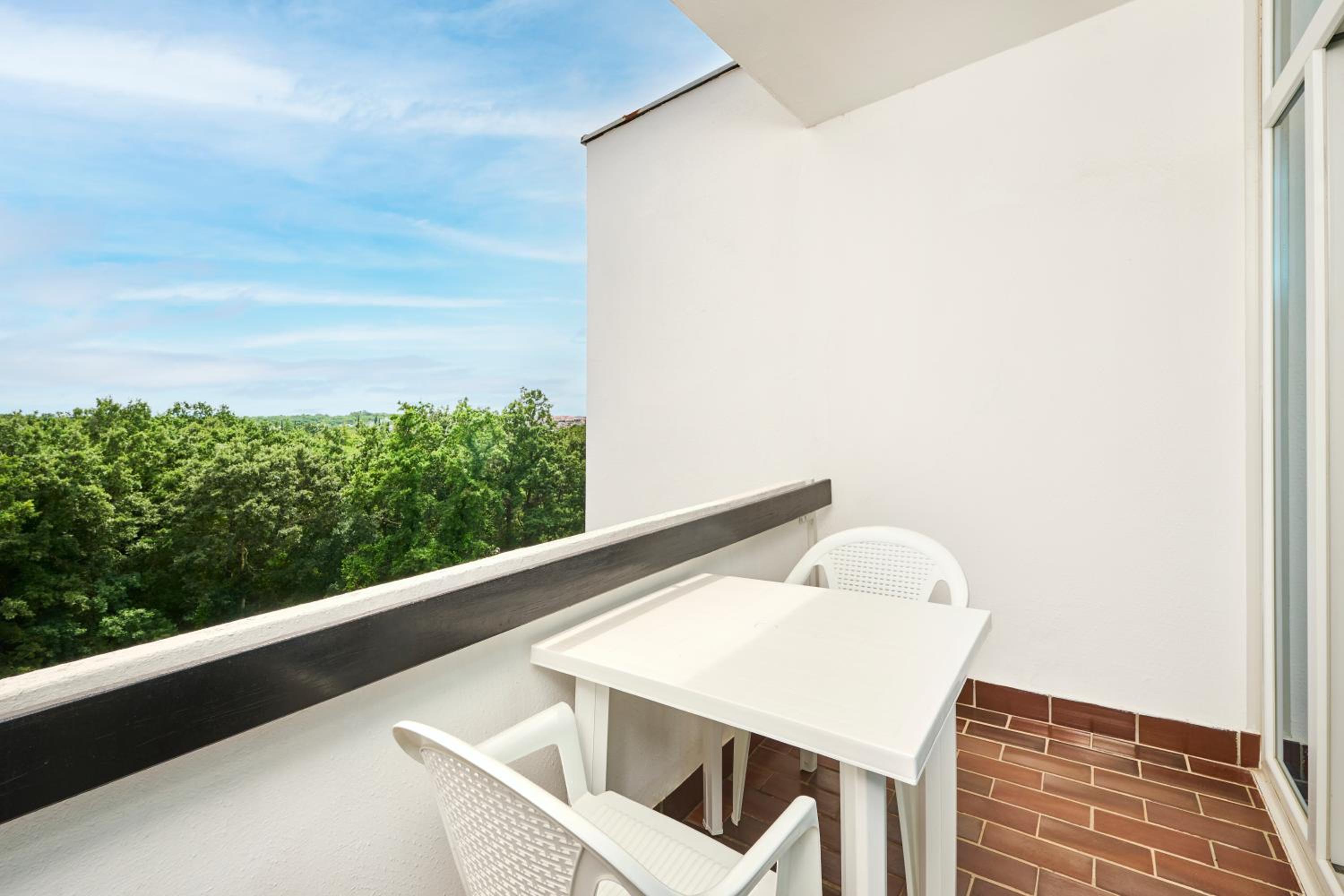 Classic Double Room with Balcony - Photo 3