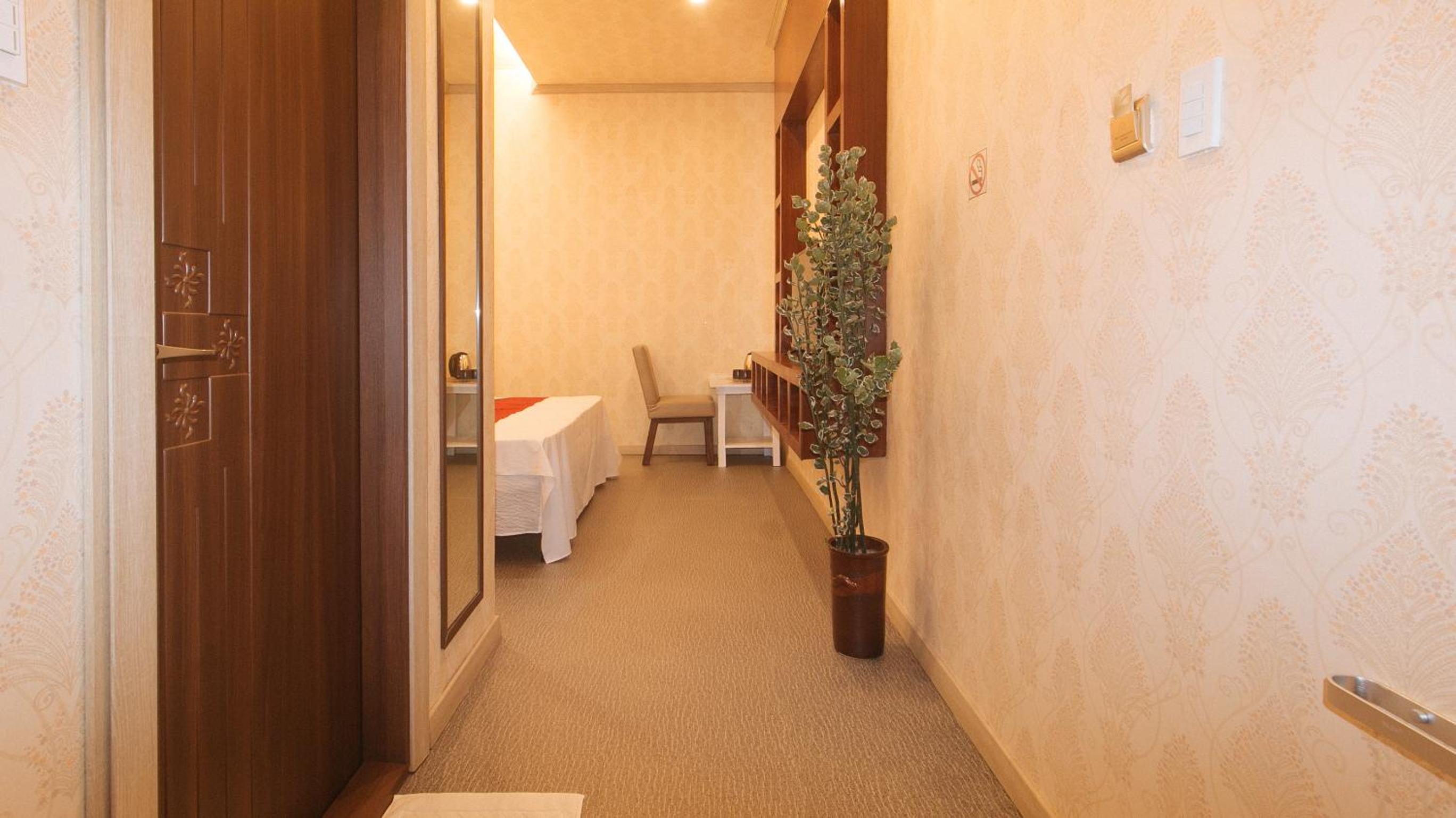 Deluxe Room - Photo 10