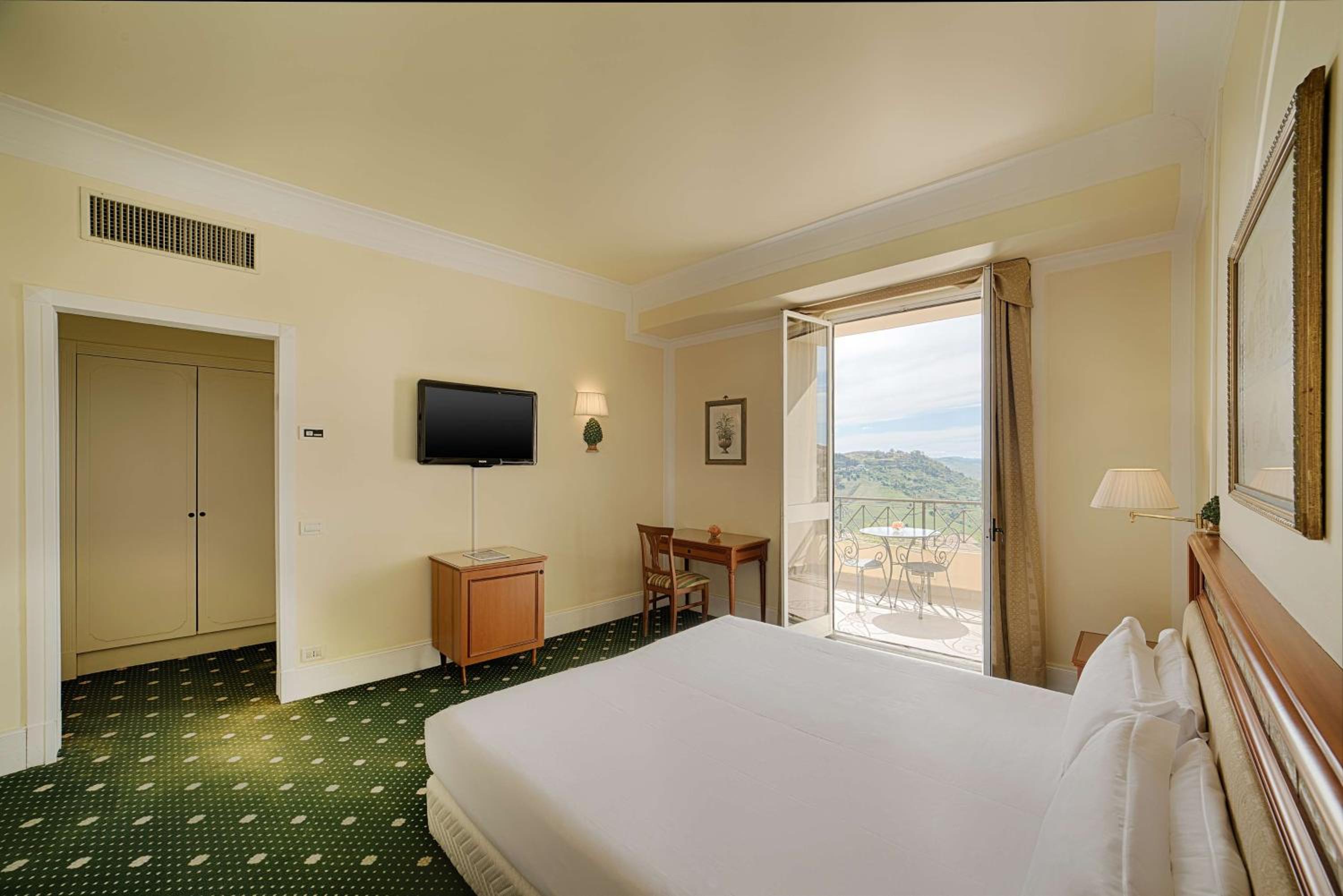 Superior Room with Panoramic View/terrace/Extra Bed - Photo 1
