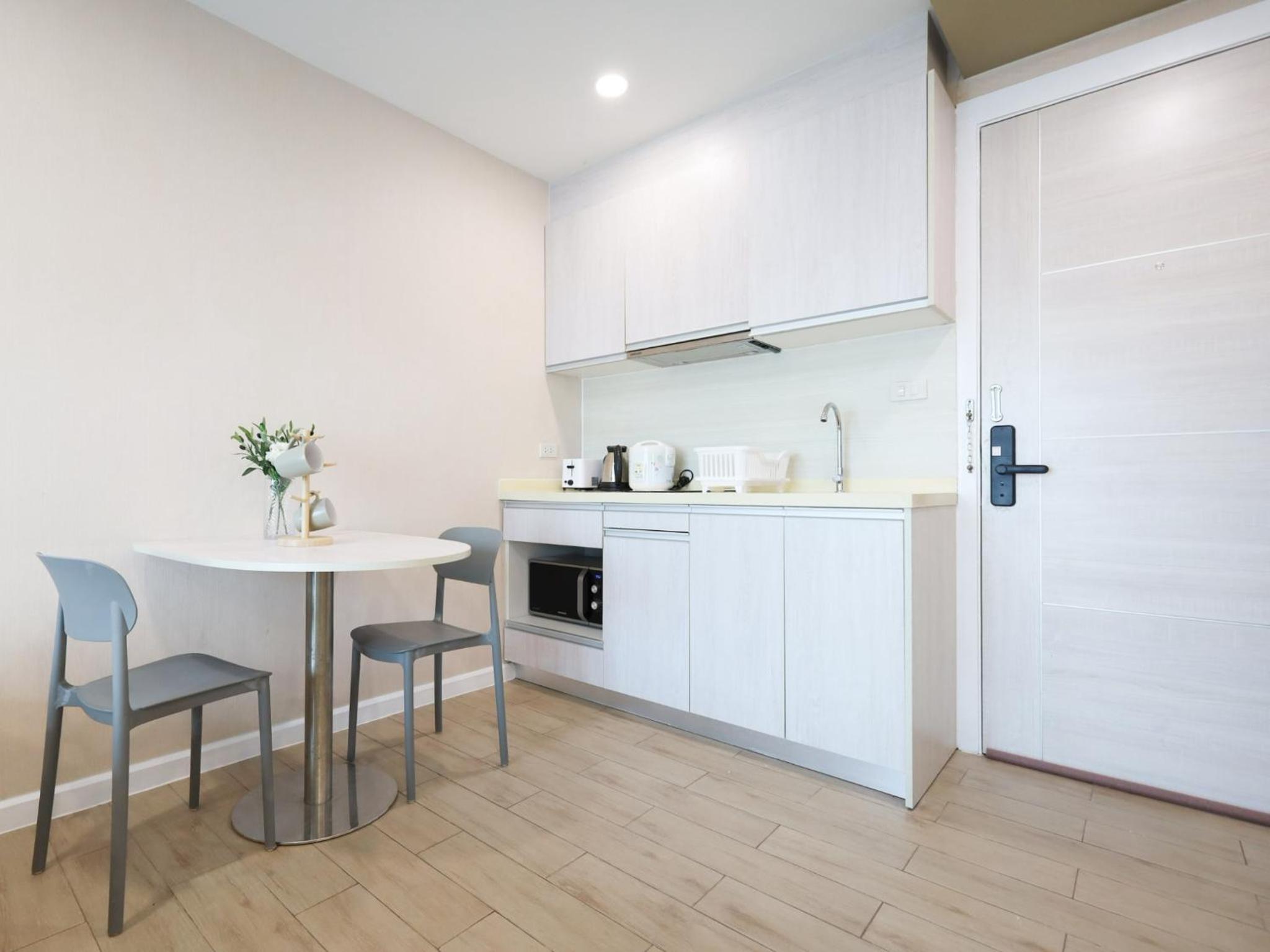 Apartment with Balcony photo 3