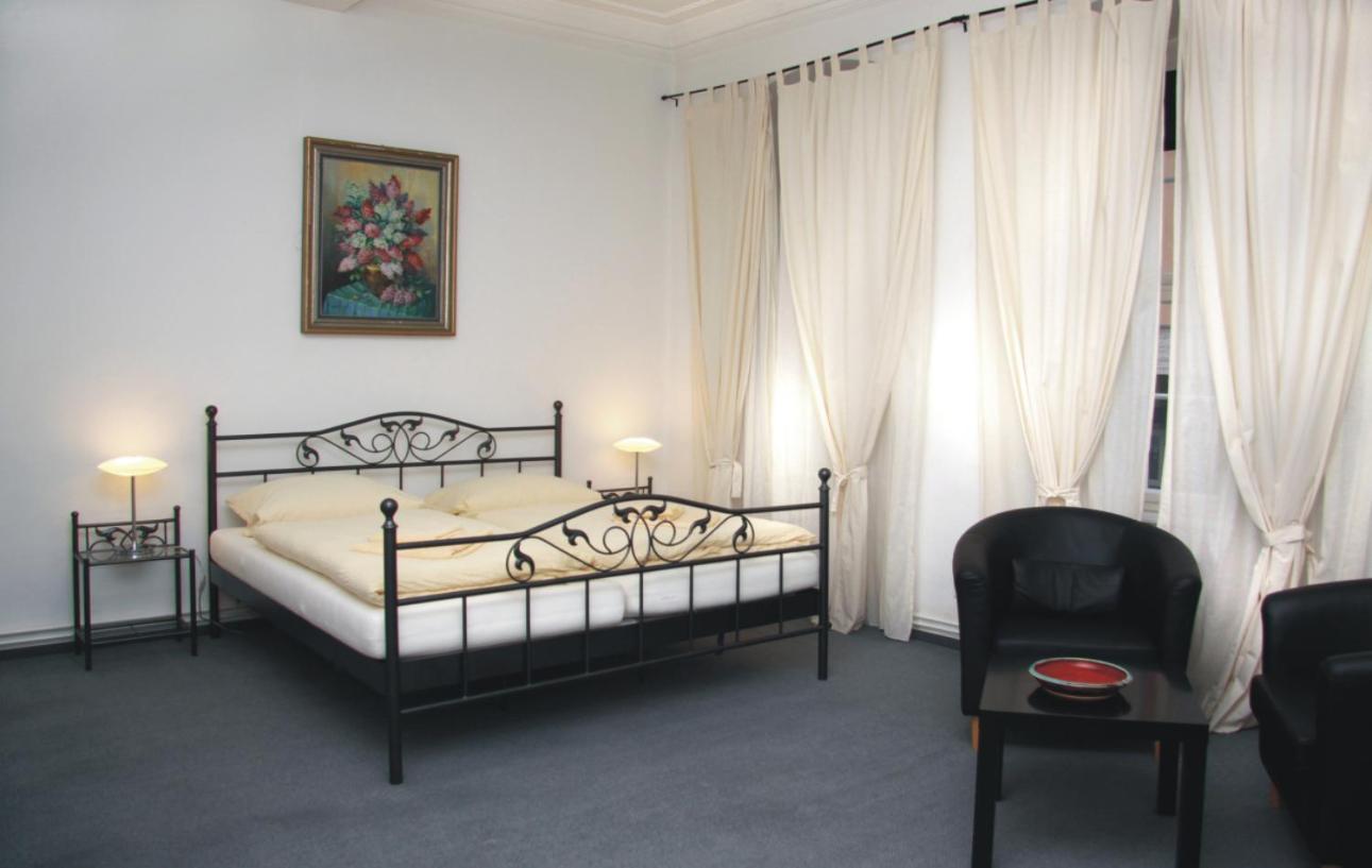 One-Bedroom Apartment - Photo 1