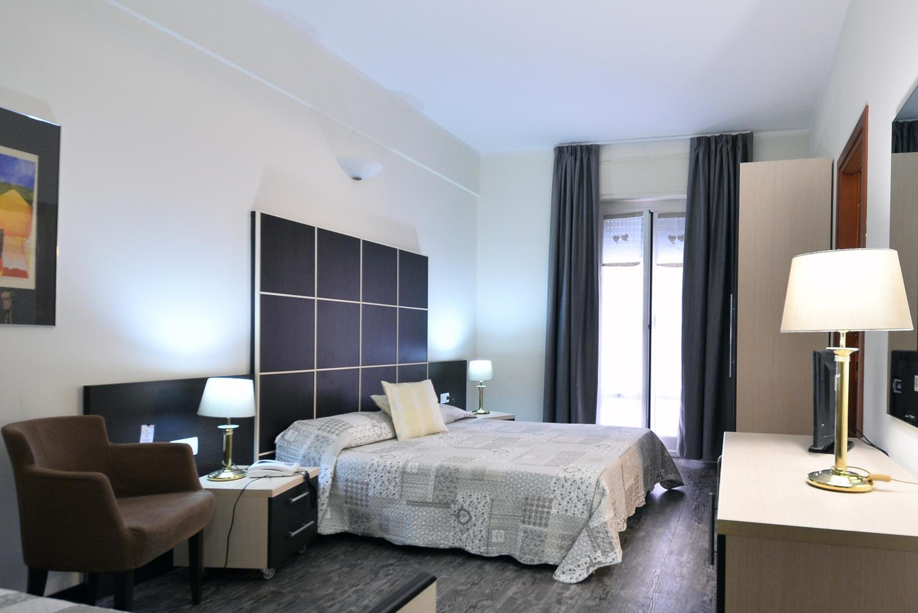 Standard Double or Twin Room - Photo 8