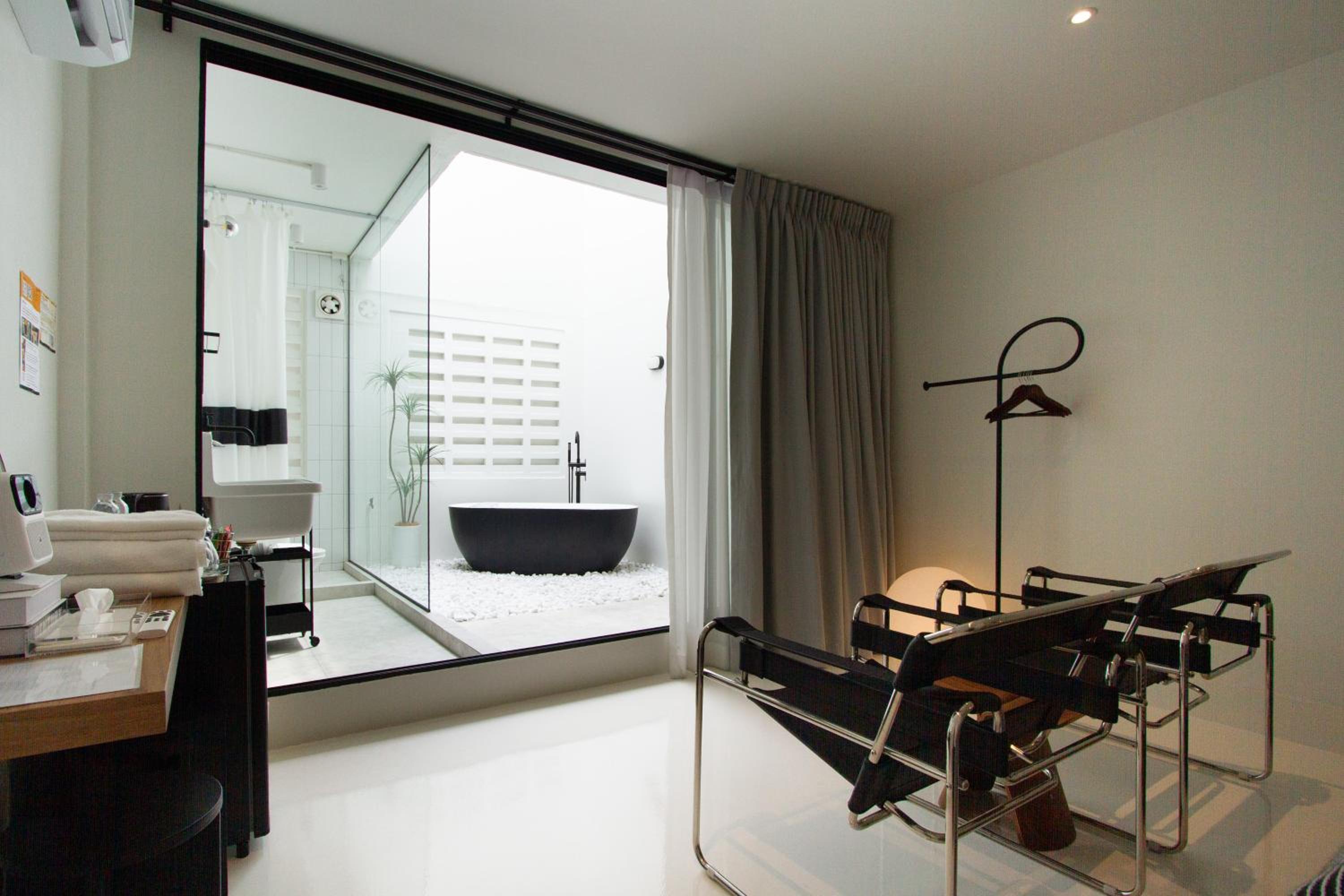 Deluxe Room with Bathtub photo 1