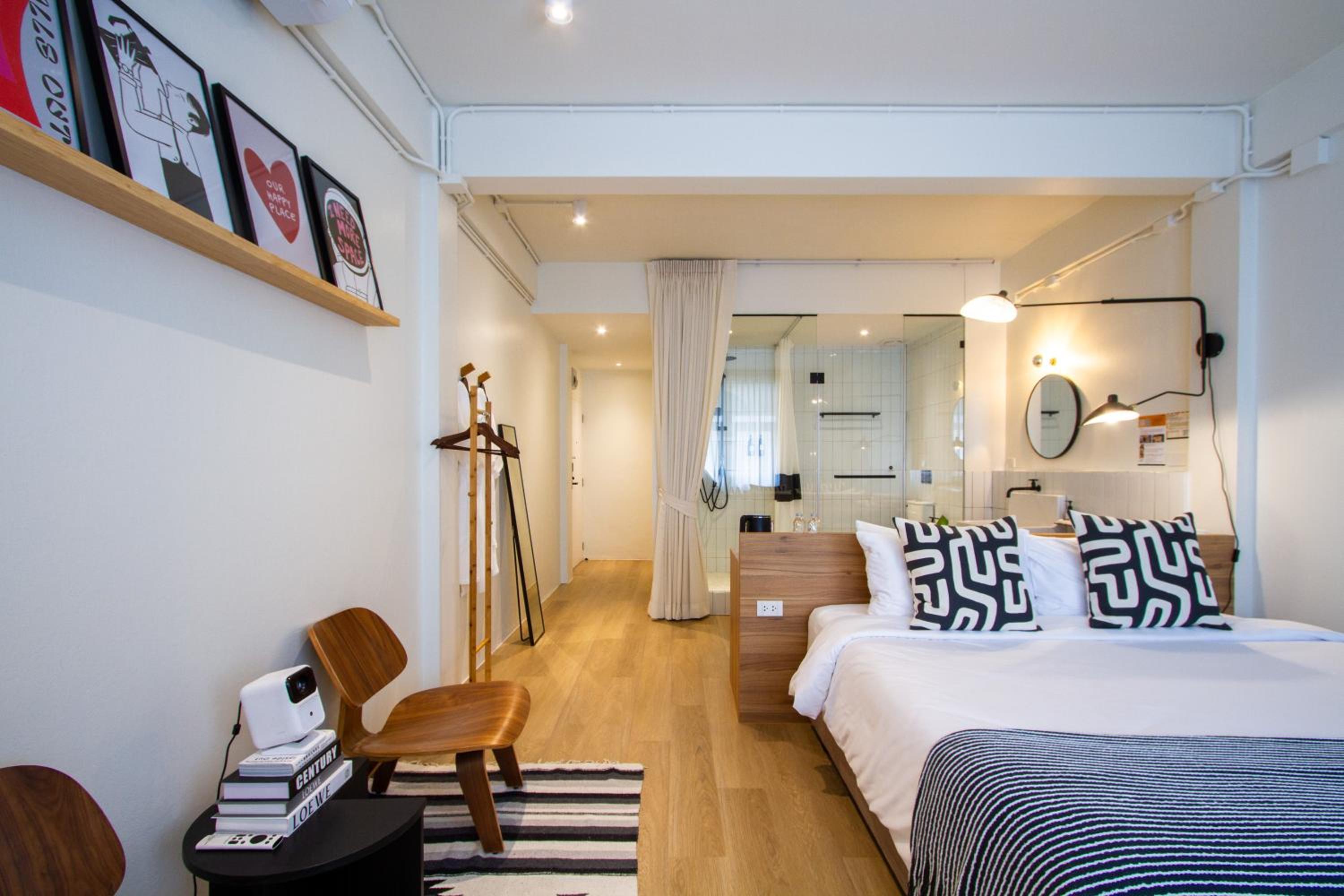 Deluxe King Room  photo 2