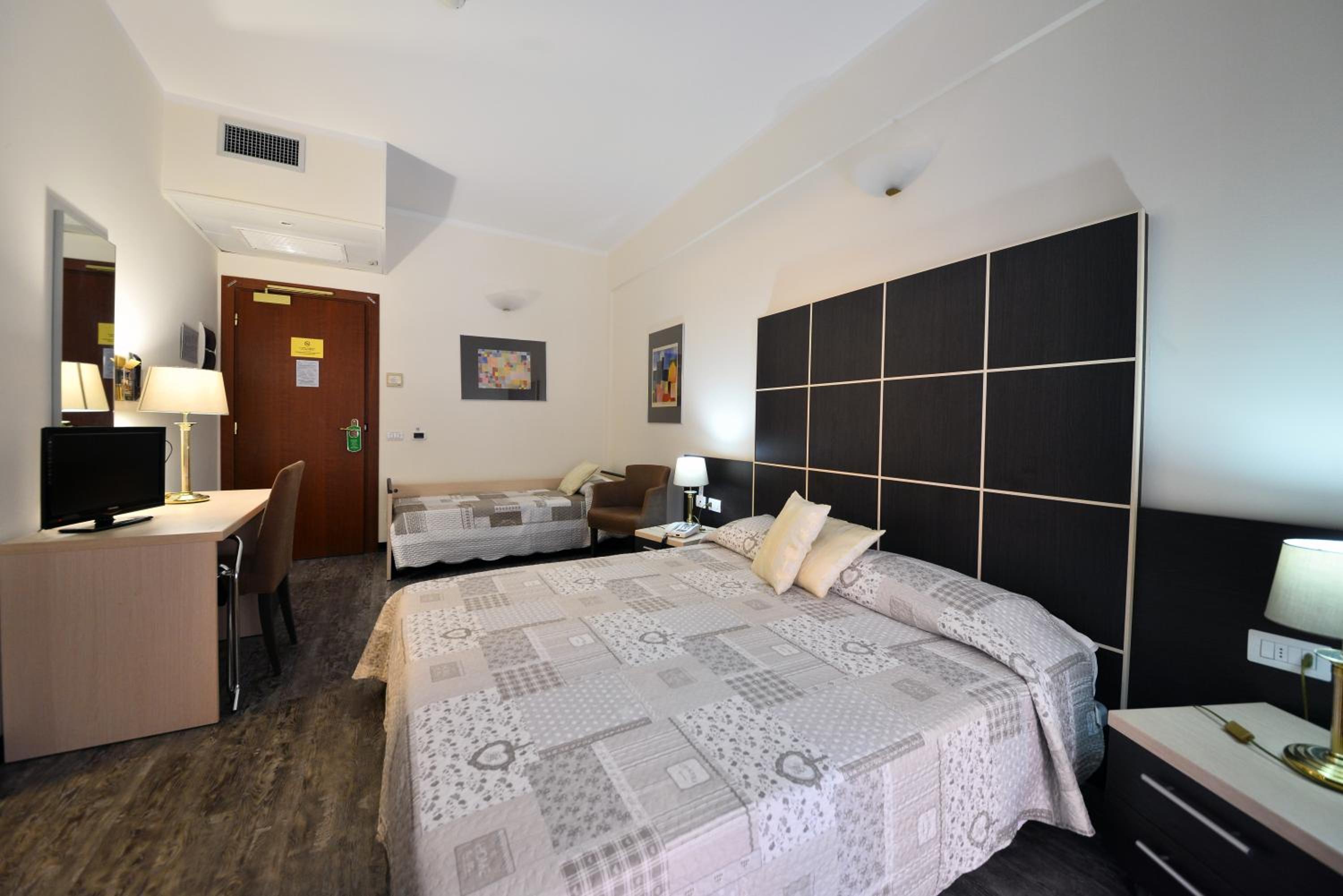 Standard Double or Twin Room - Photo 7