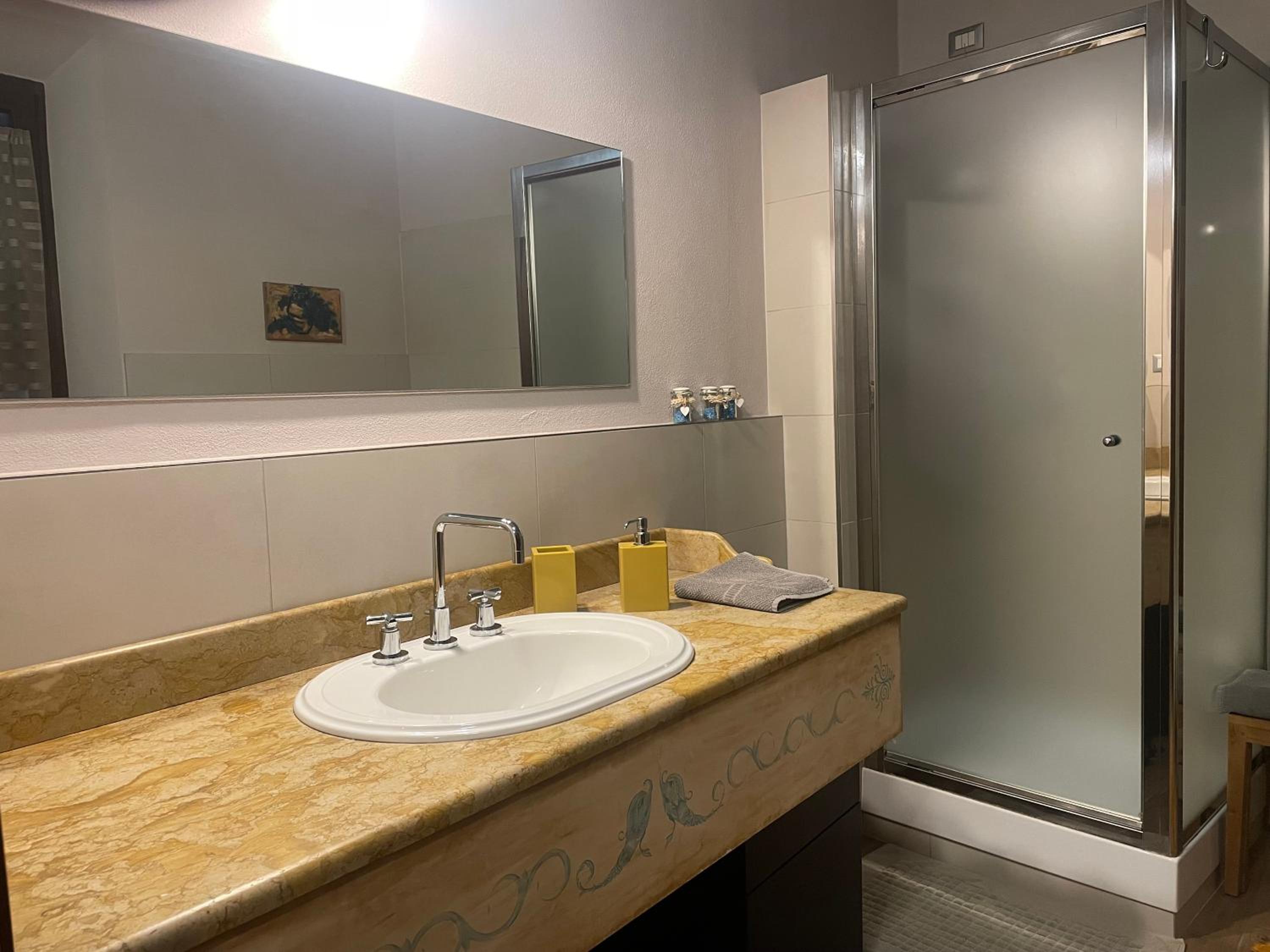 One-Bedroom Suite - Photo 3