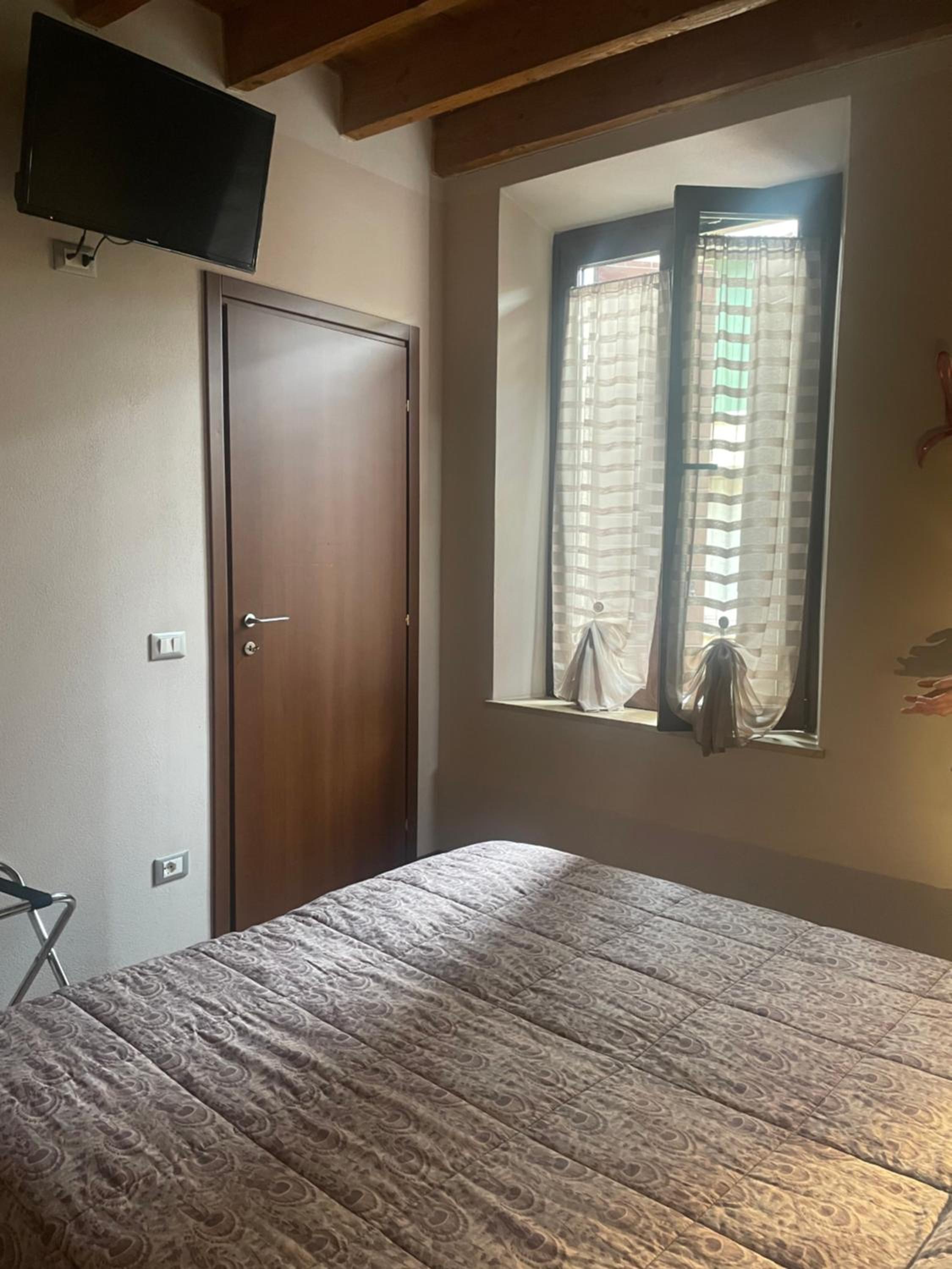 One-Bedroom Suite - Photo 4