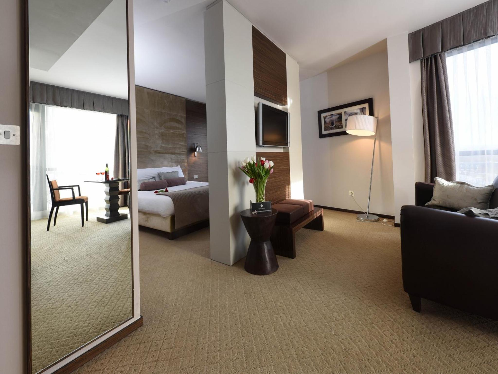 Suite - Photo 5