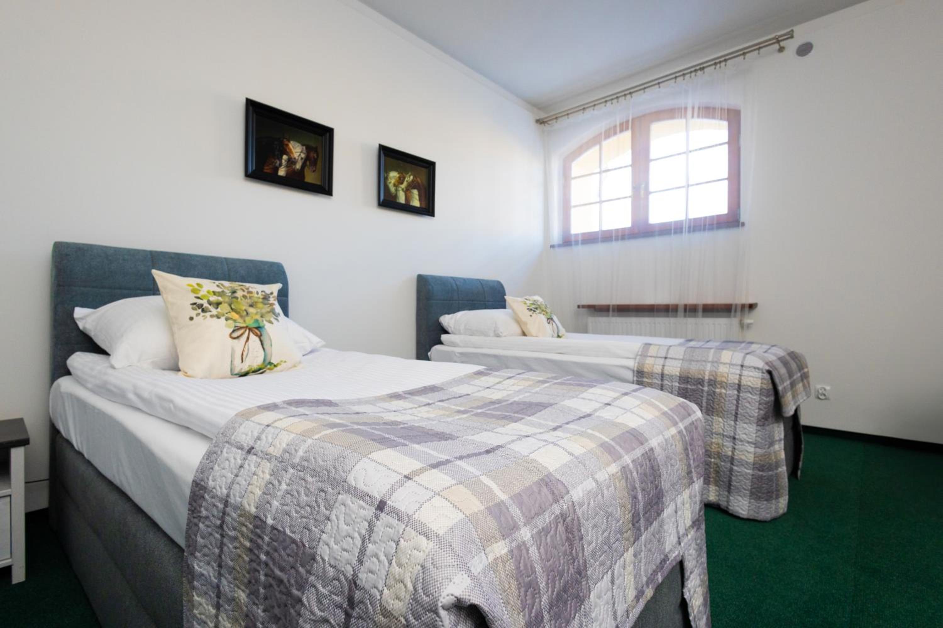 Economy Quadruple Room - Photo 4