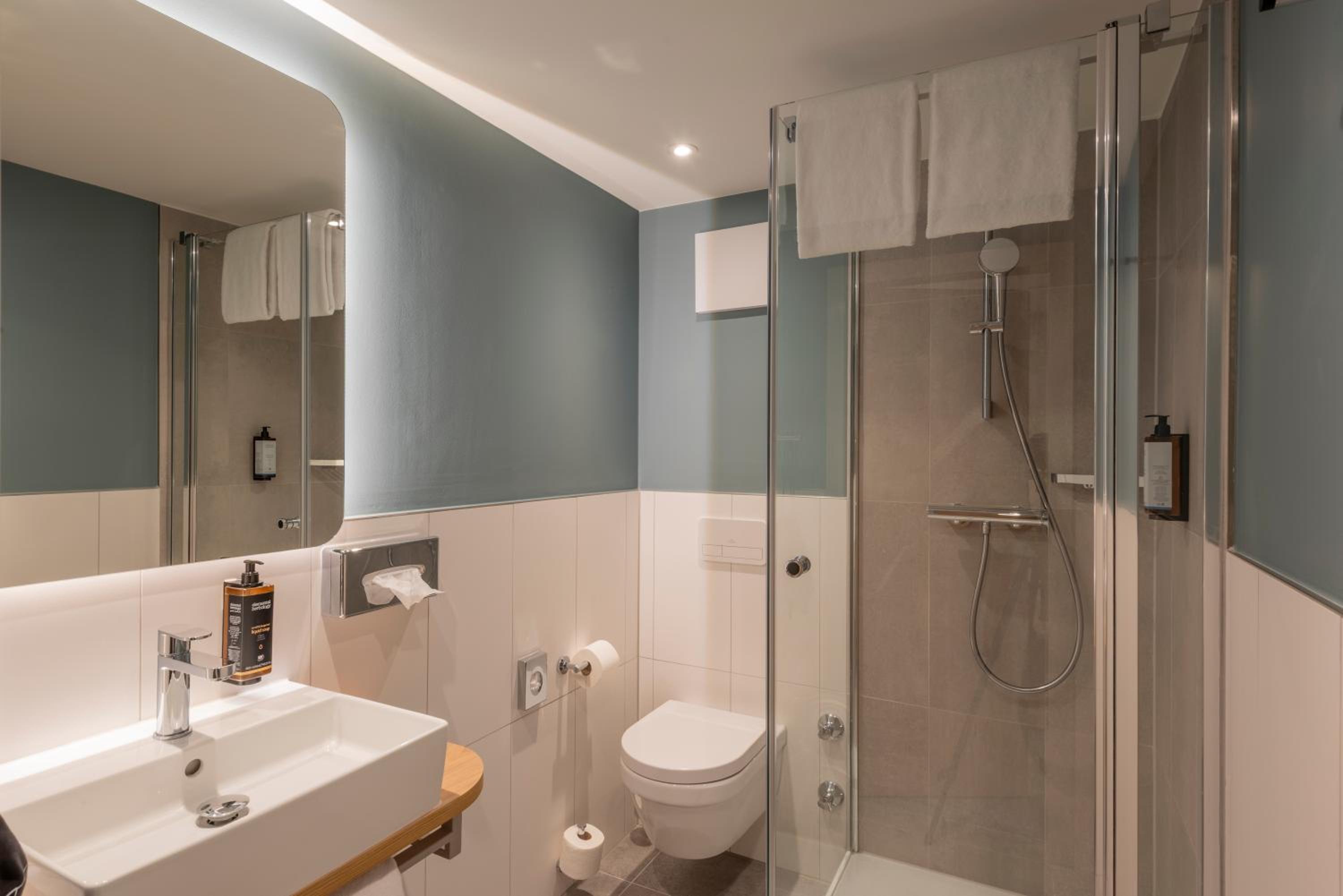Standard Queen Room - Photo 8