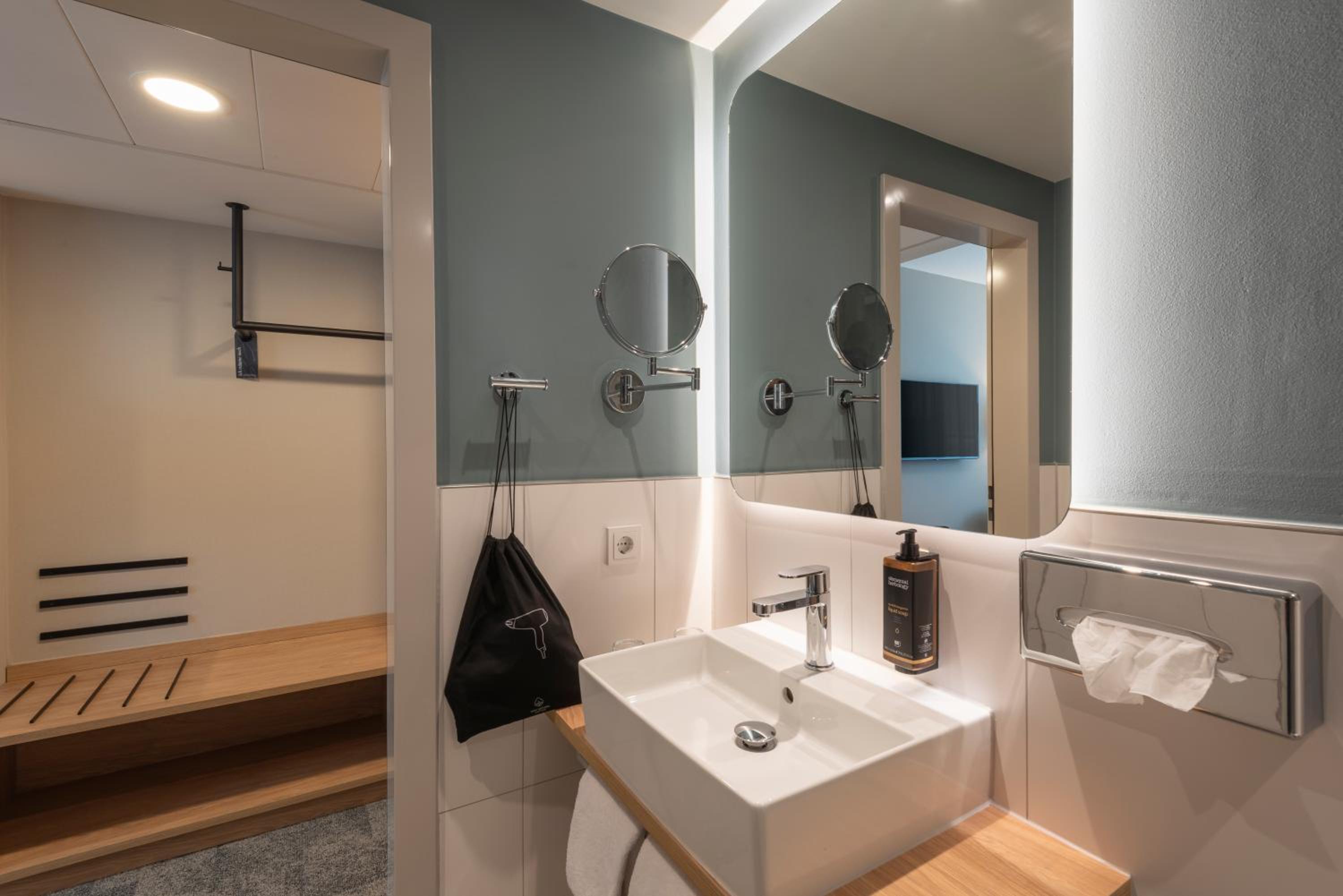 Standard Queen Room - Photo 10