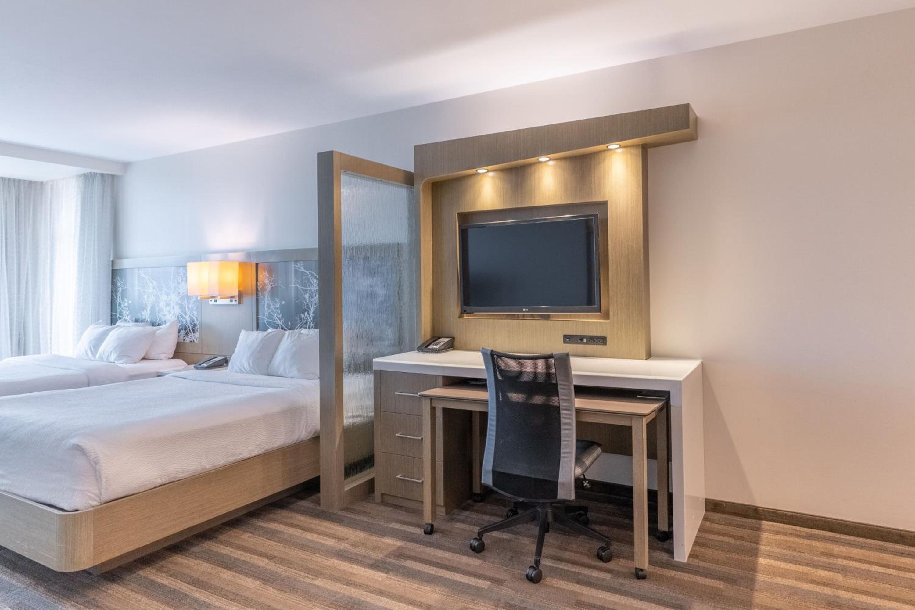 Larger Studio with Two Queen Beds, Bathtub and Sofa Bed - Mobility Access