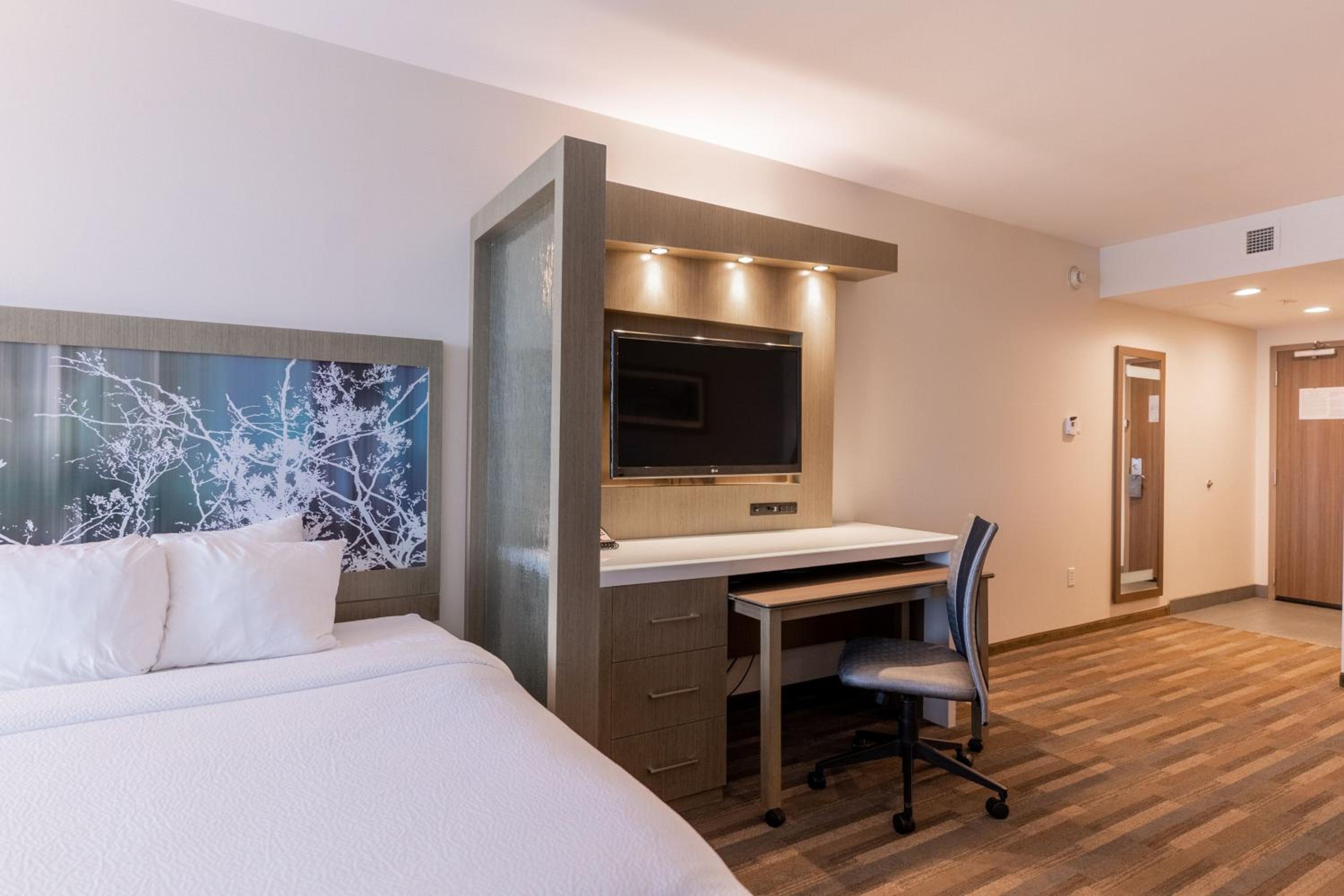 Larger Studio with King Bed, Bathtub and Sofa Bed - Mobility Access/Hearing Accessible