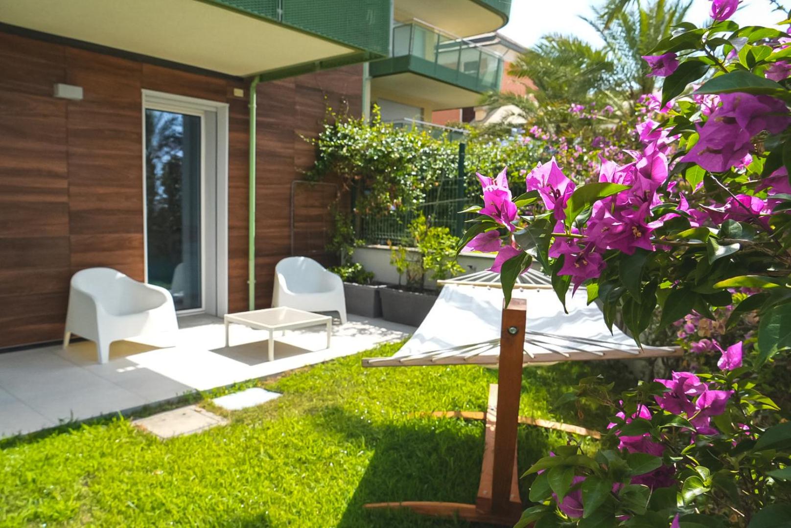 Deluxe One-Bedroom Apartment with Garden View photo 1