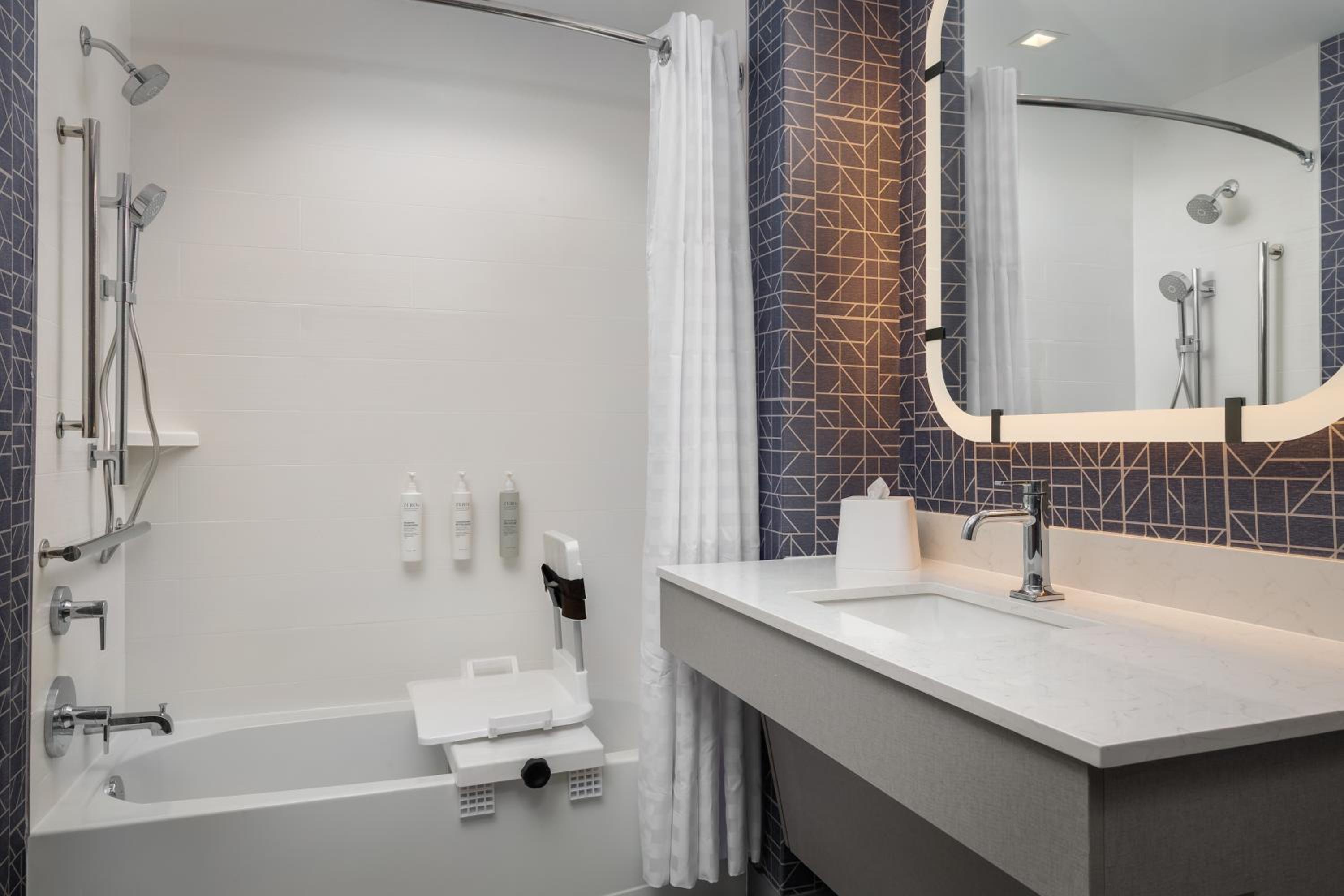 King Studio with Sofa Bed and Bath Tub - Mobility Accessible - Photo 9