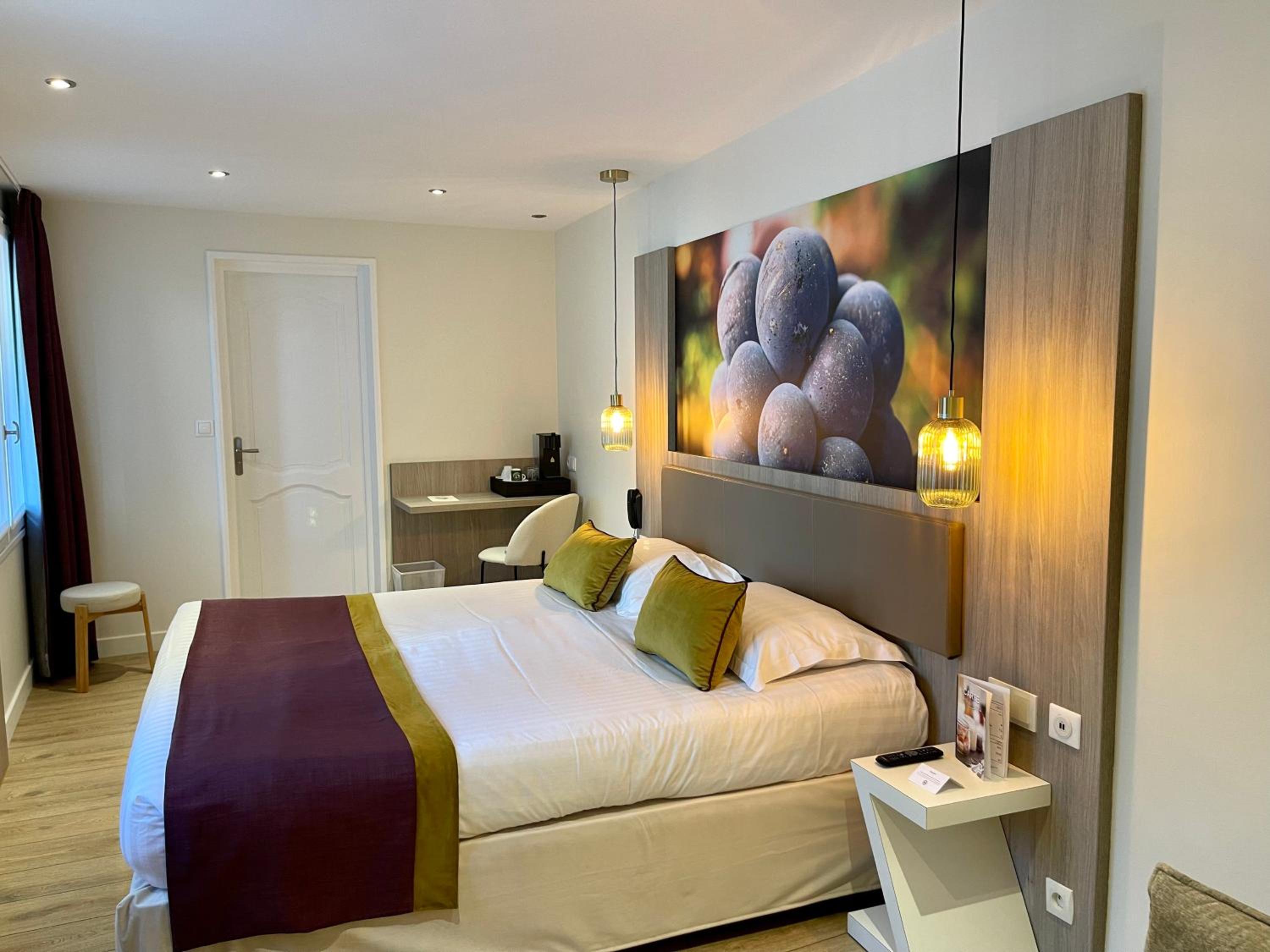 Deluxe Room with One King and One Single Bed and Shower - Non-Smoking - Photo 1